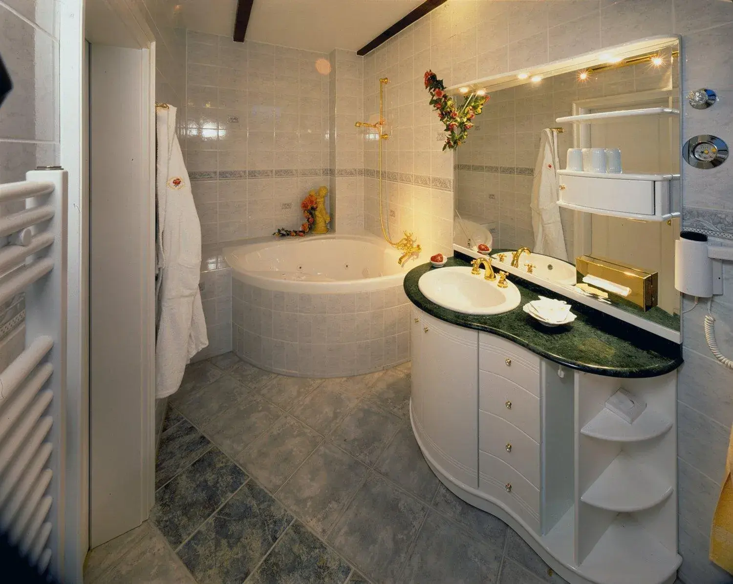 Suite with Spa Bath - single occupancy in Gasthaus Stobbermühle Suite with Spa Bath - single occupancy in Gasthaus Stobbermühle