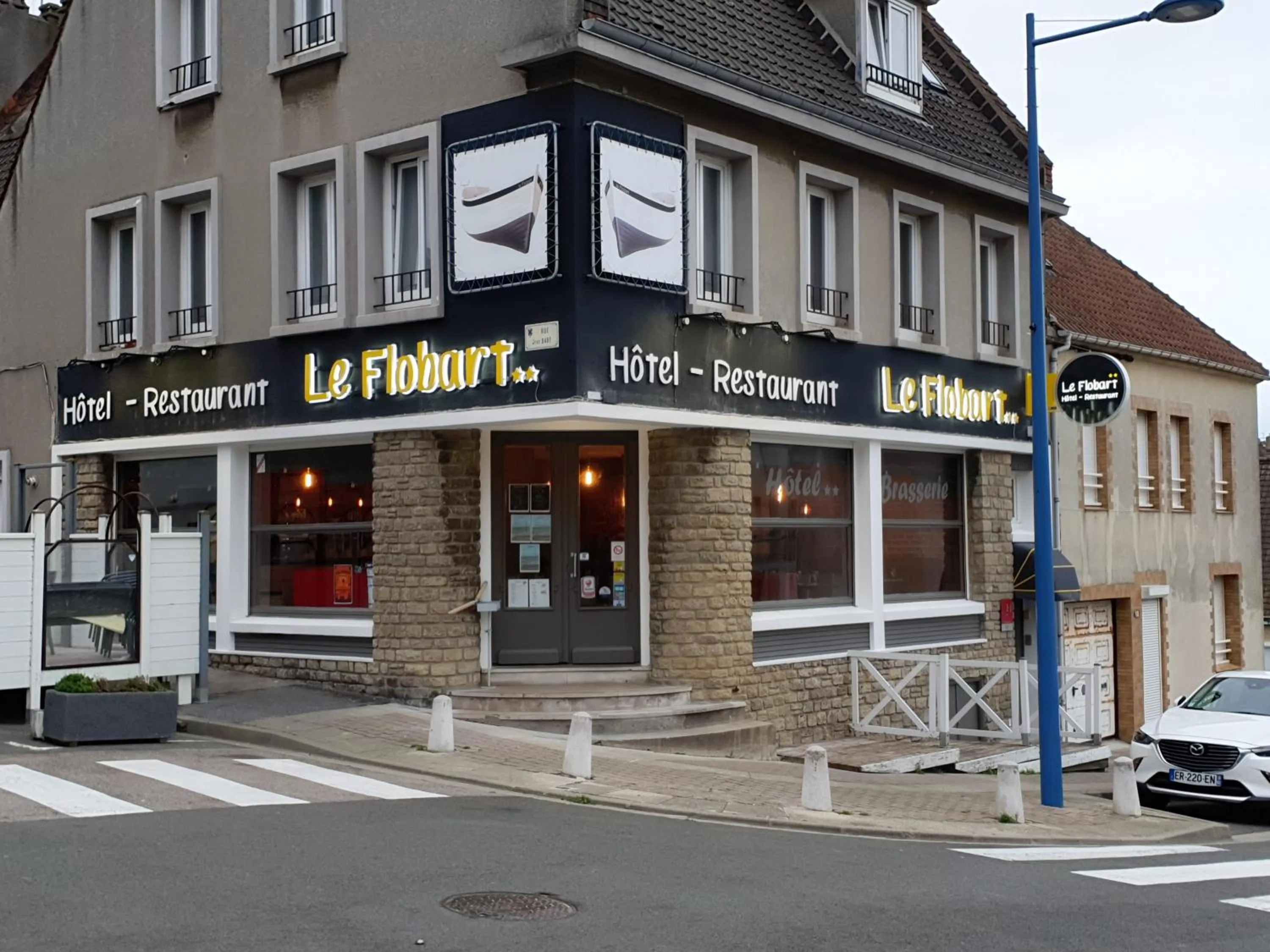 Property building in Hôtel-Restaurant Le Flobart