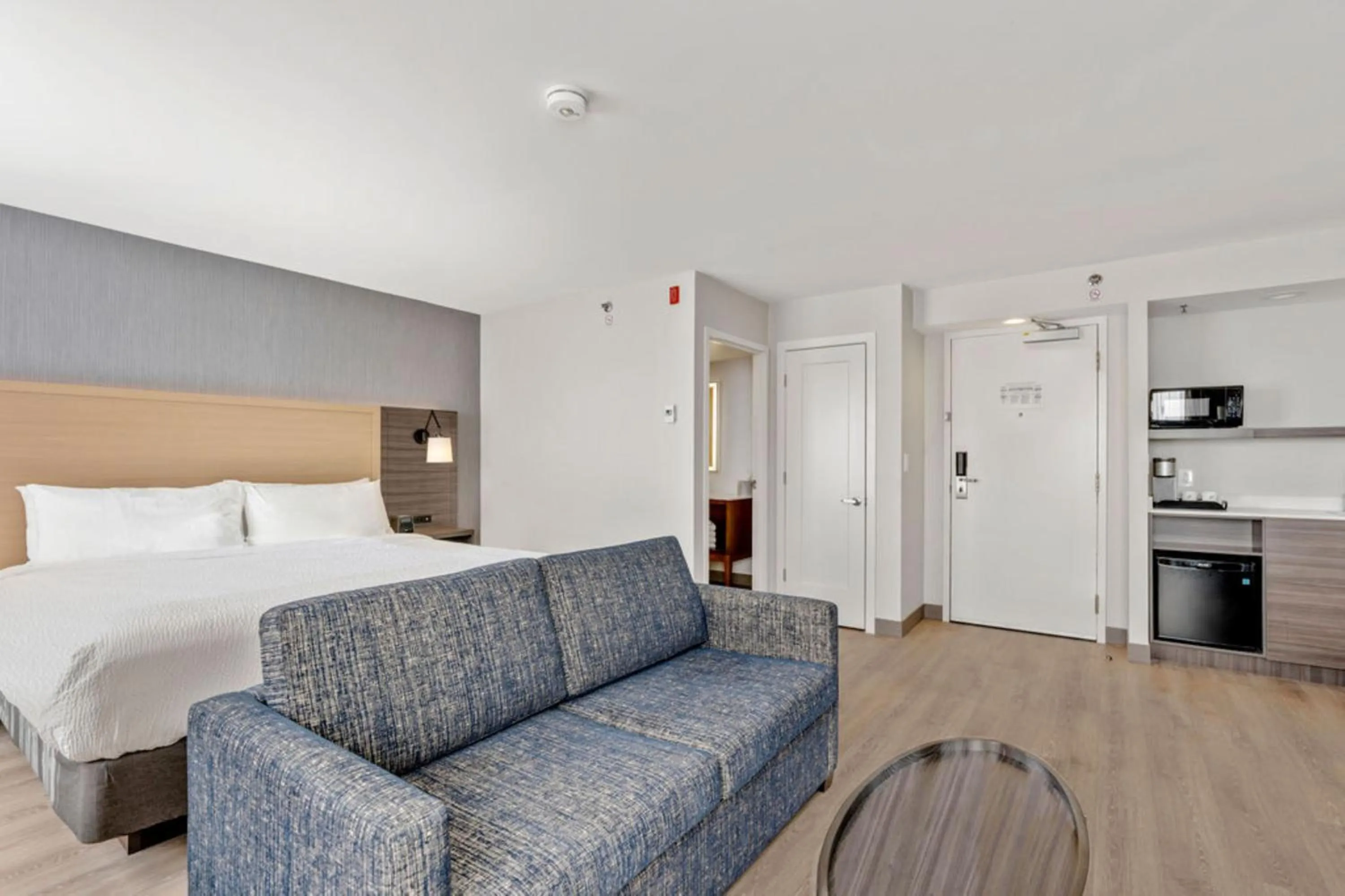 Photo of the whole room, Bed in Holiday Inn & Suites Ottawa Kanata by IHG