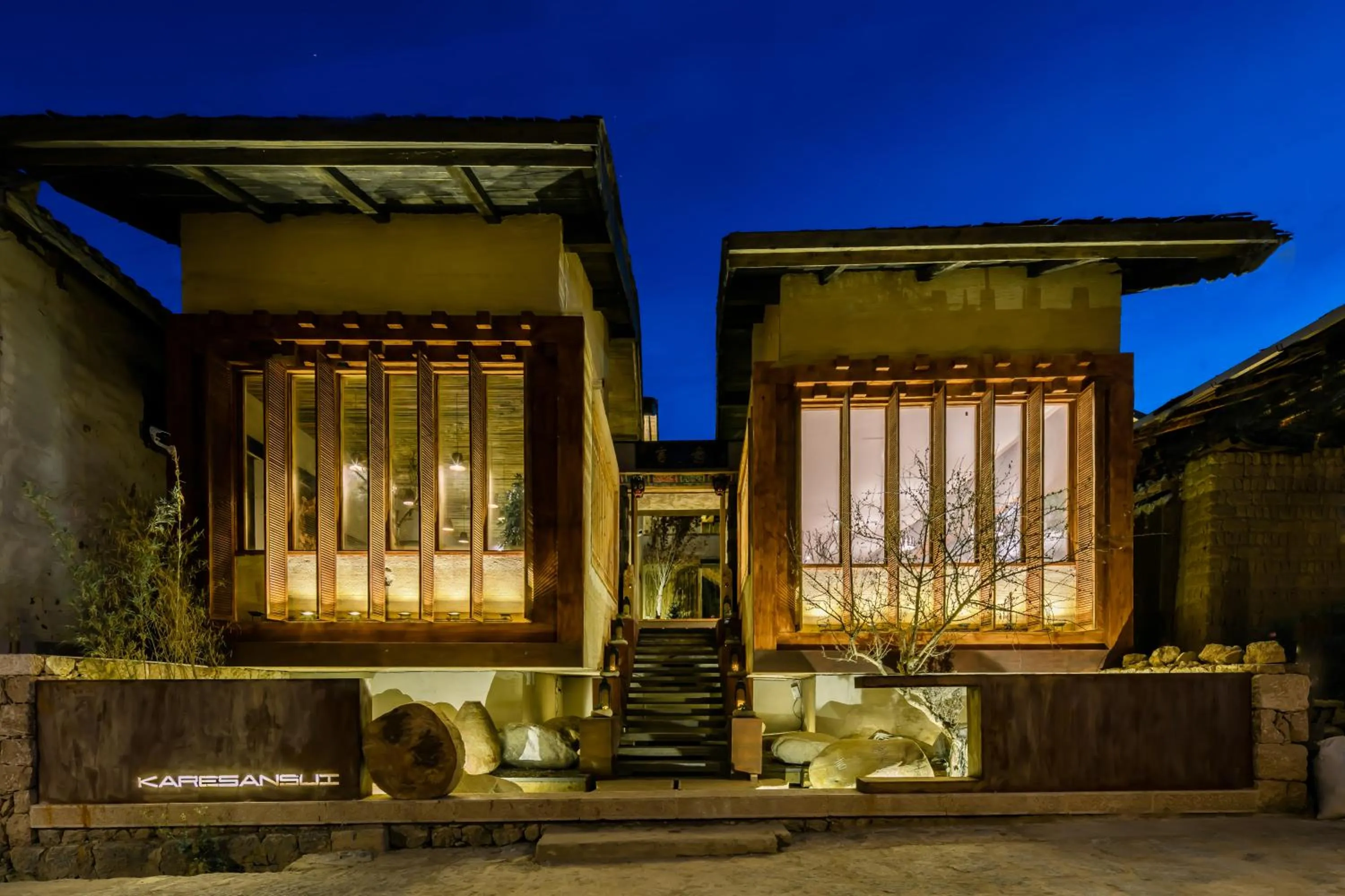 Night in Shangri-La Karesansui Hotel