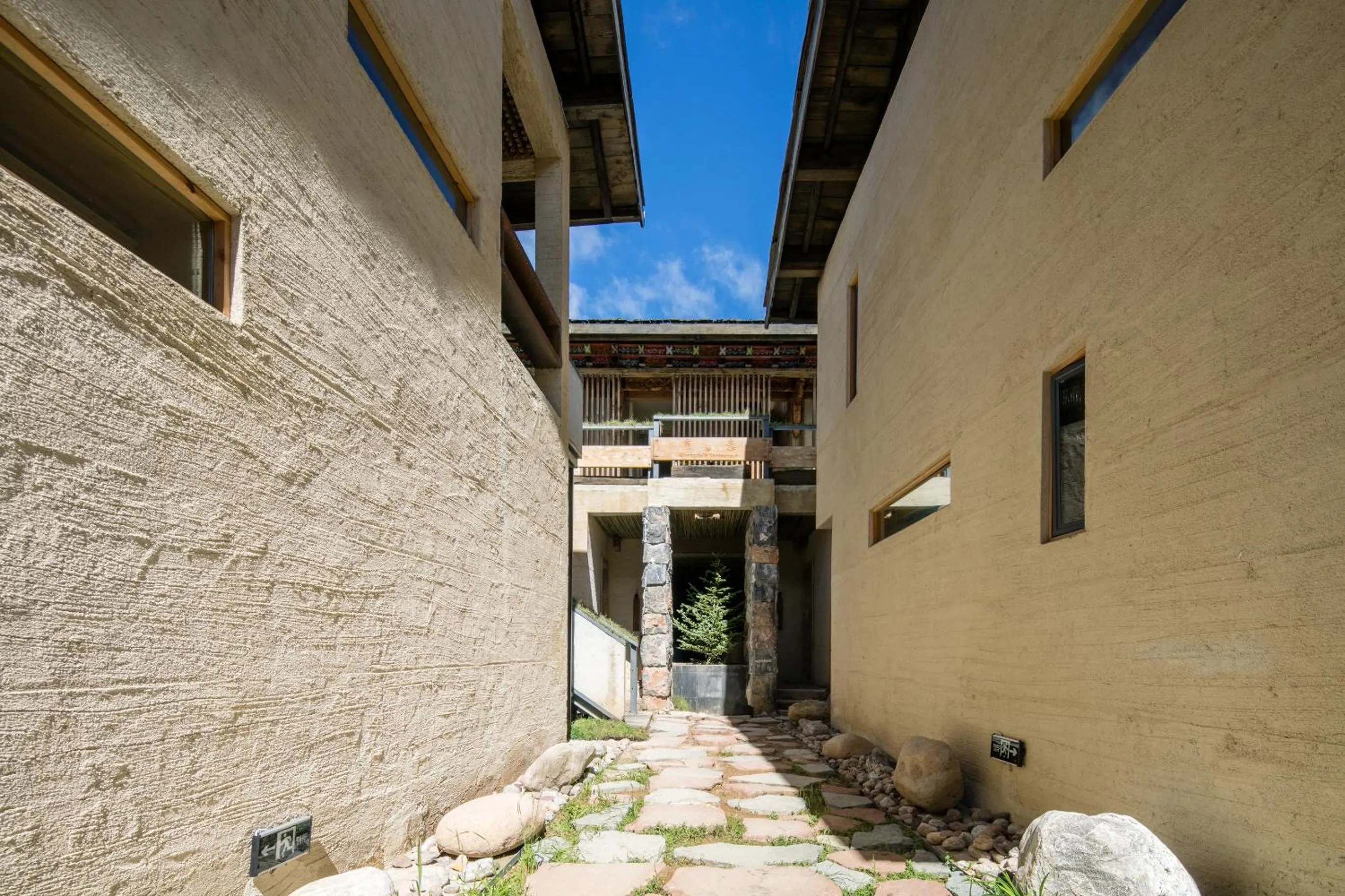 Shangri-La Karesansui Hotel