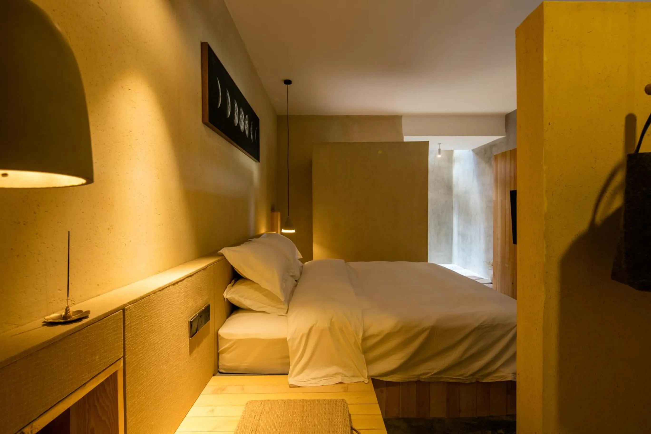 Bed in Shangri-La Karesansui Hotel