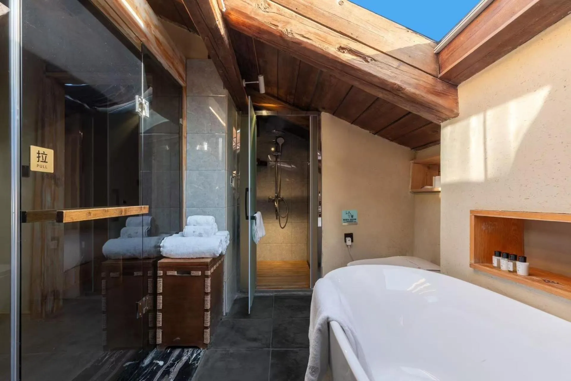 Bed in Shangri-La Karesansui Hotel