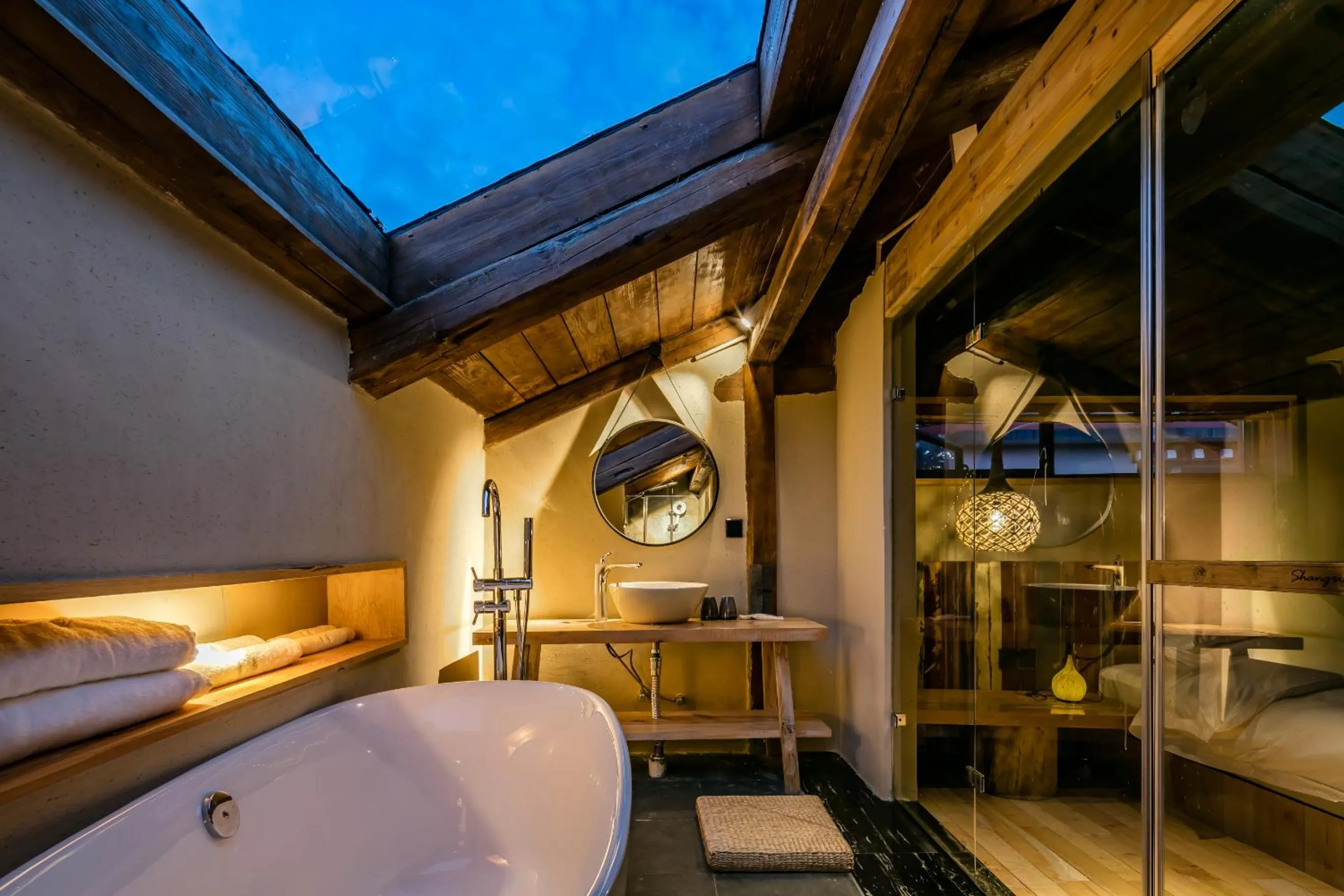 Bathroom, Bed in Shangri-La Karesansui Hotel
