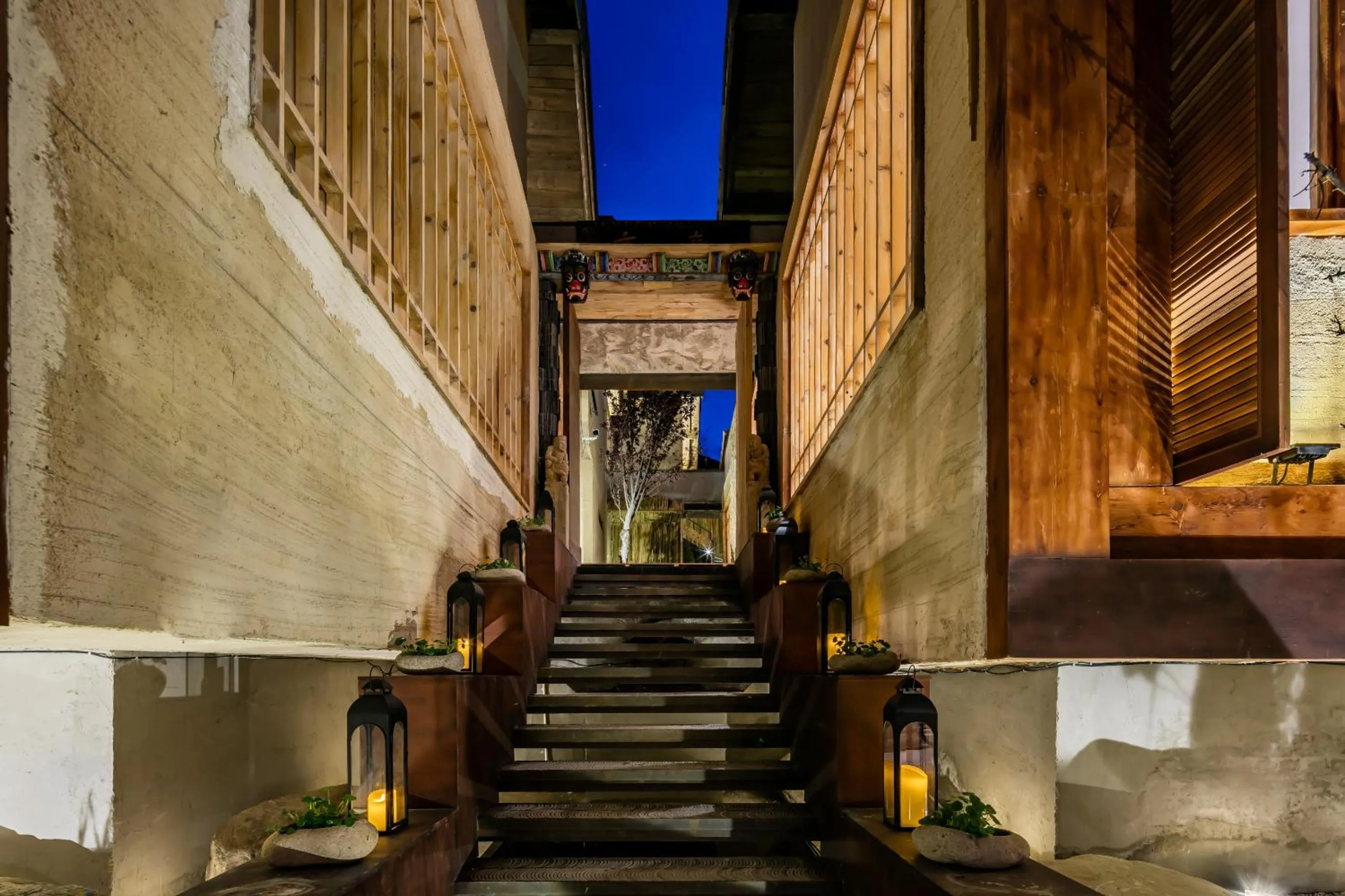 Night in Shangri-La Karesansui Hotel