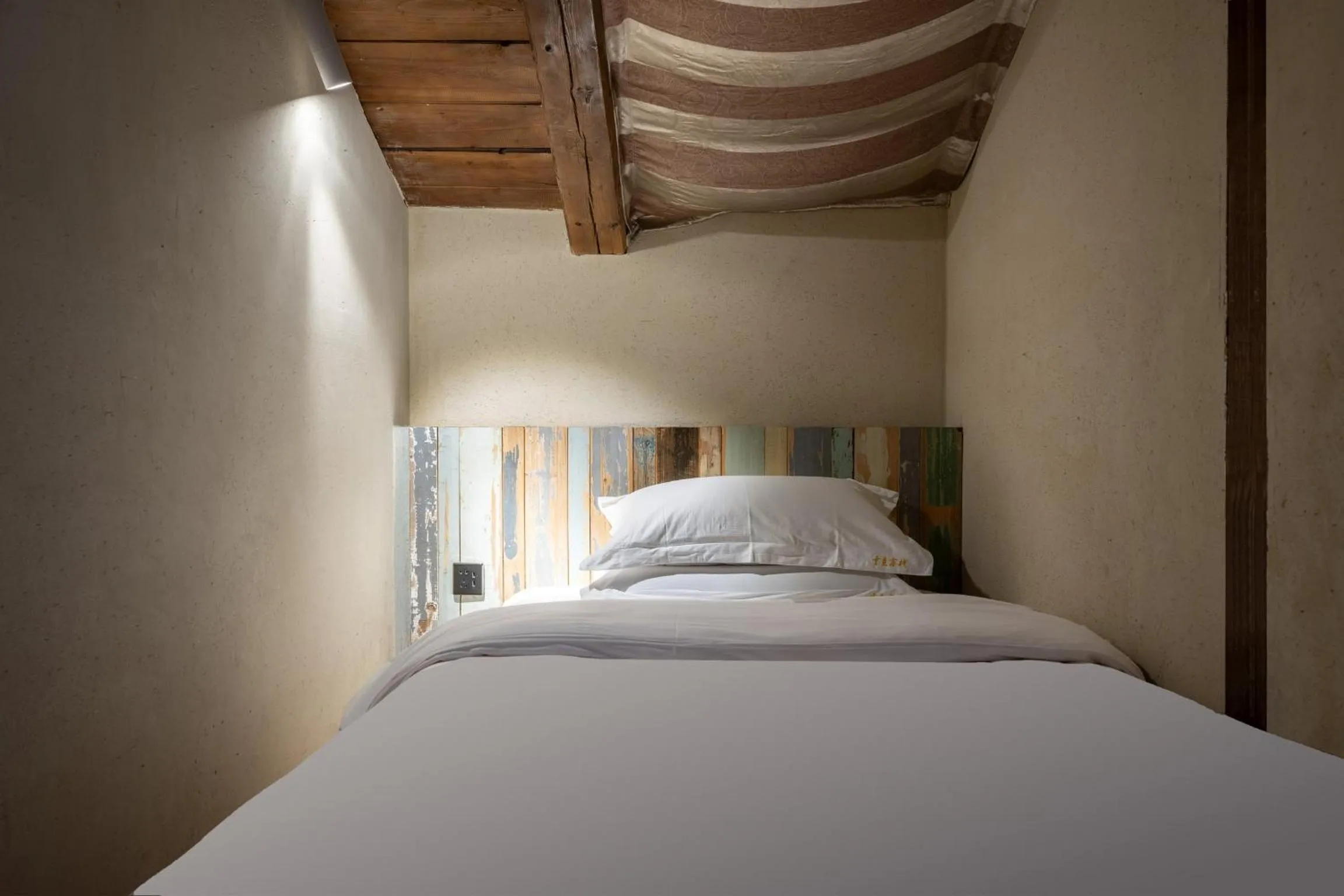 Bed in Shangri-La Karesansui Hotel