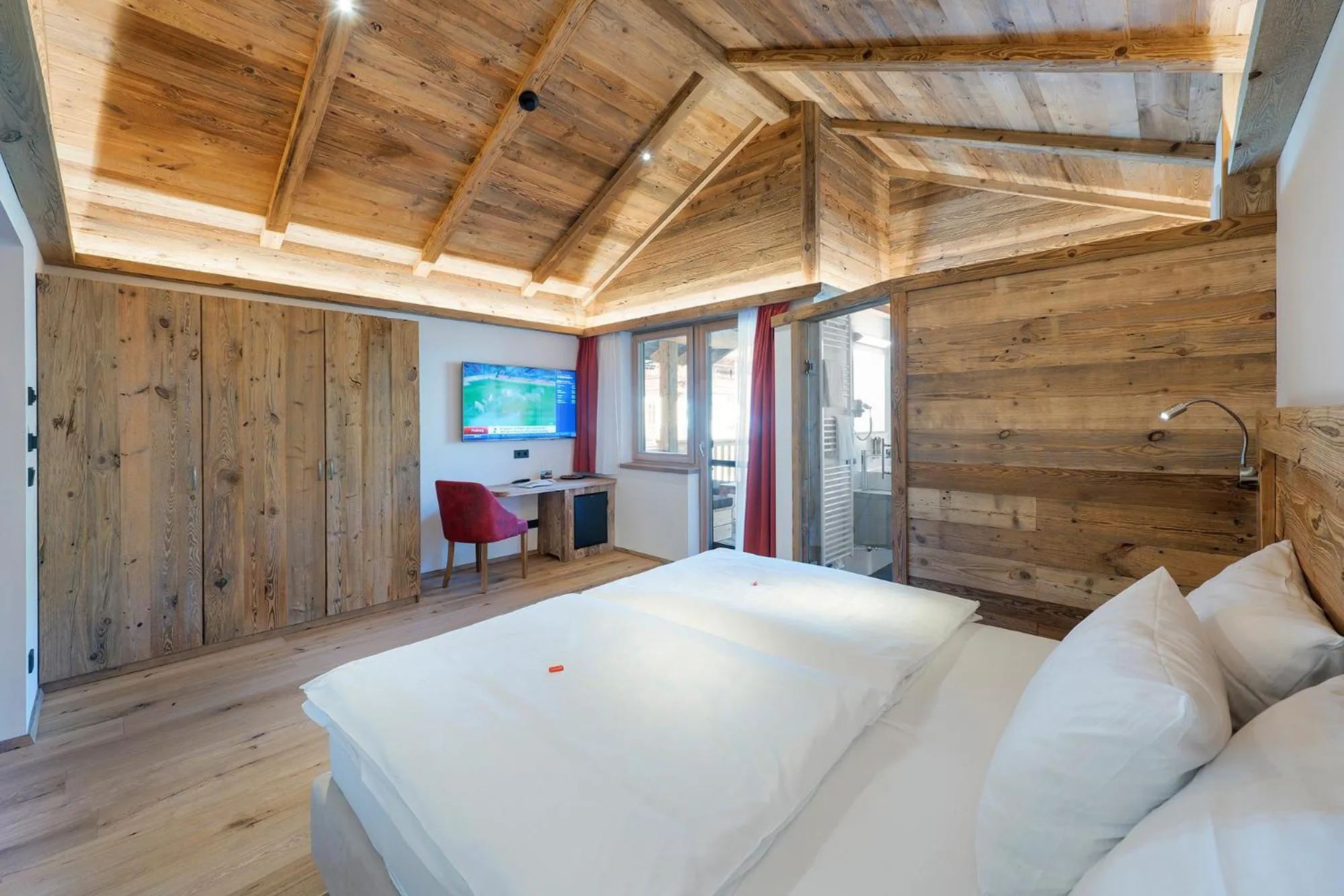 Photo of the whole room, Bed in Golf- und Sporthotel Moarhof