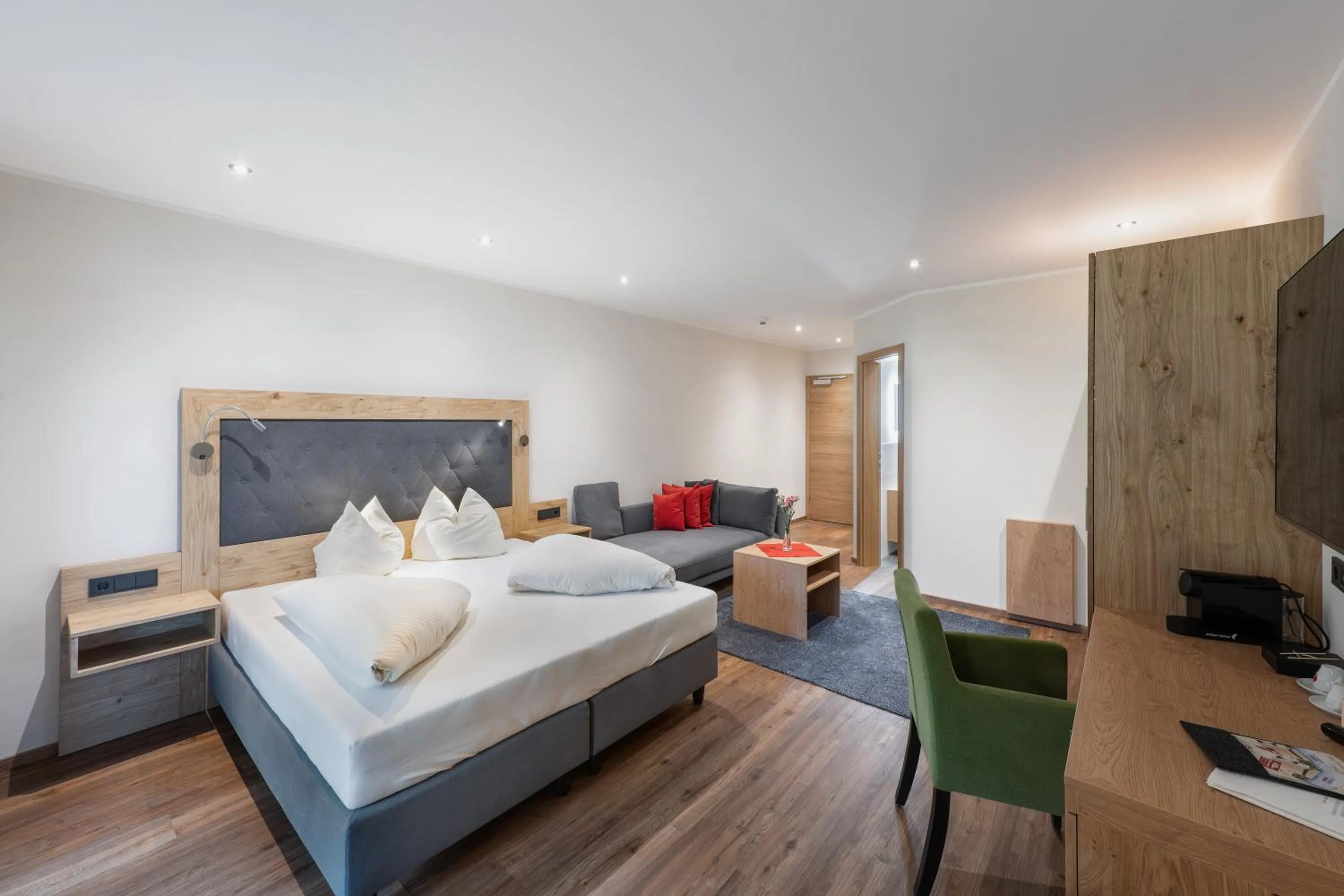 Photo of the whole room, Bed in Golf- und Sporthotel Moarhof