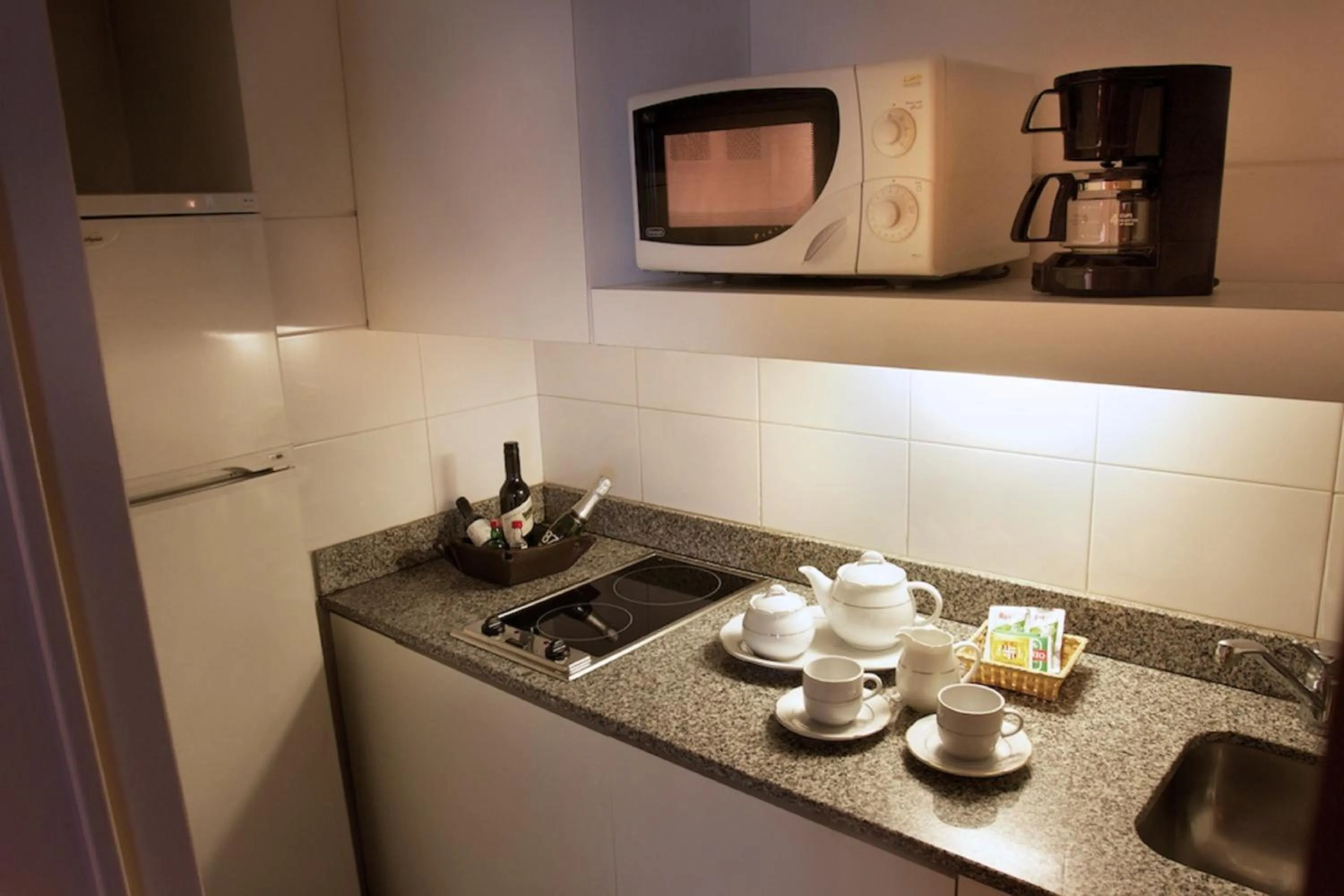 Coffee/tea facilities in Argenta Tower Hotel & Suites