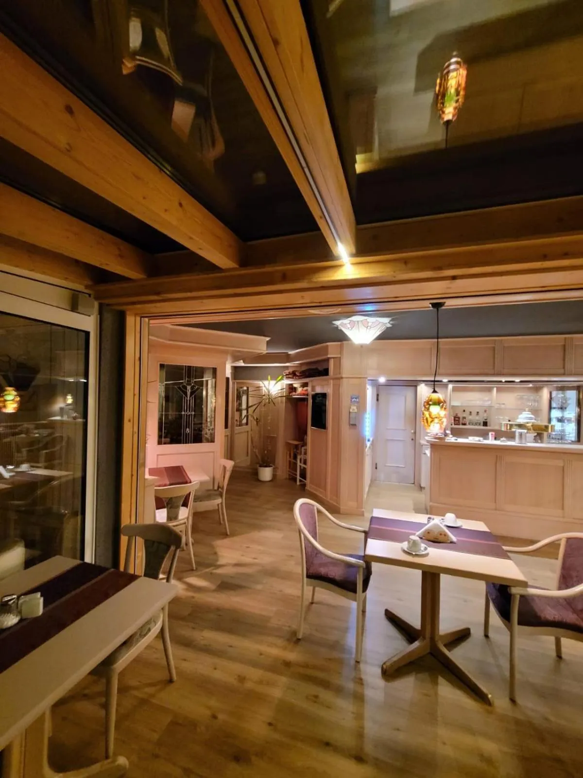 Restaurant/places to eat in Ambiente Hotel garni