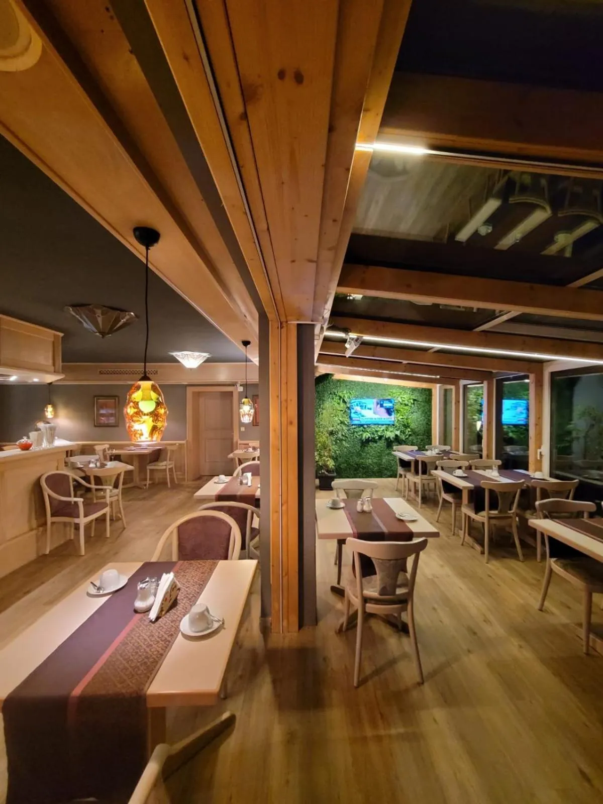 Restaurant/places to eat in Ambiente Hotel garni