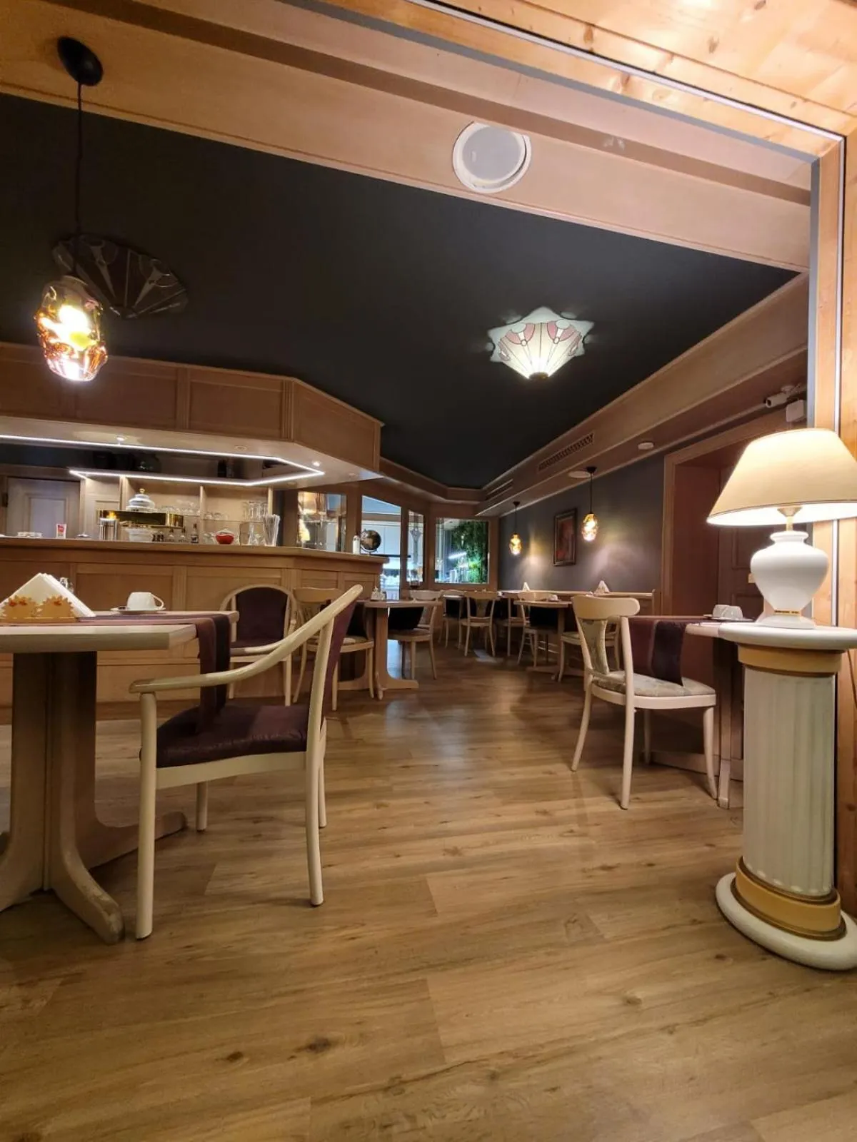Restaurant/places to eat in Ambiente Hotel garni