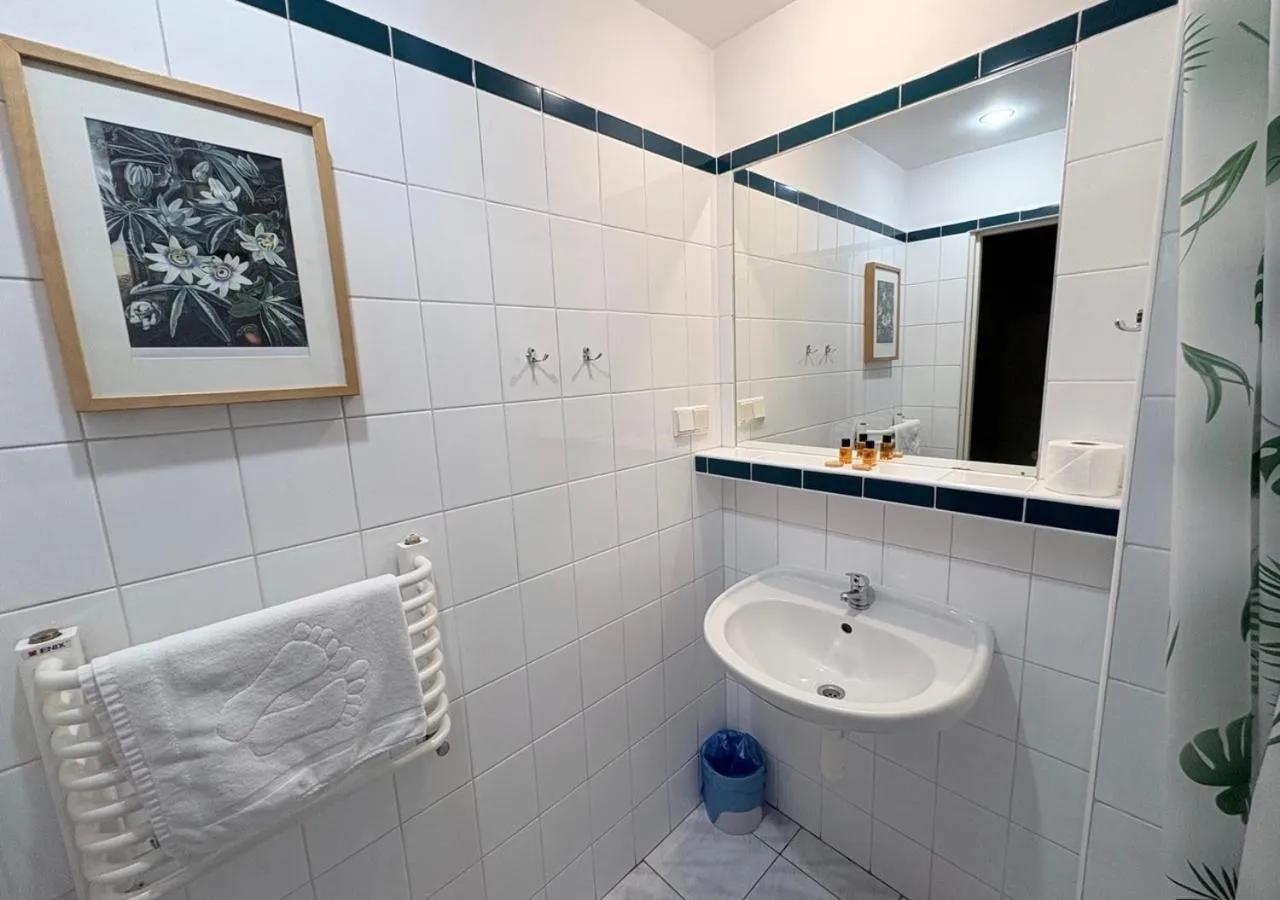 Shower in Hotel Flora