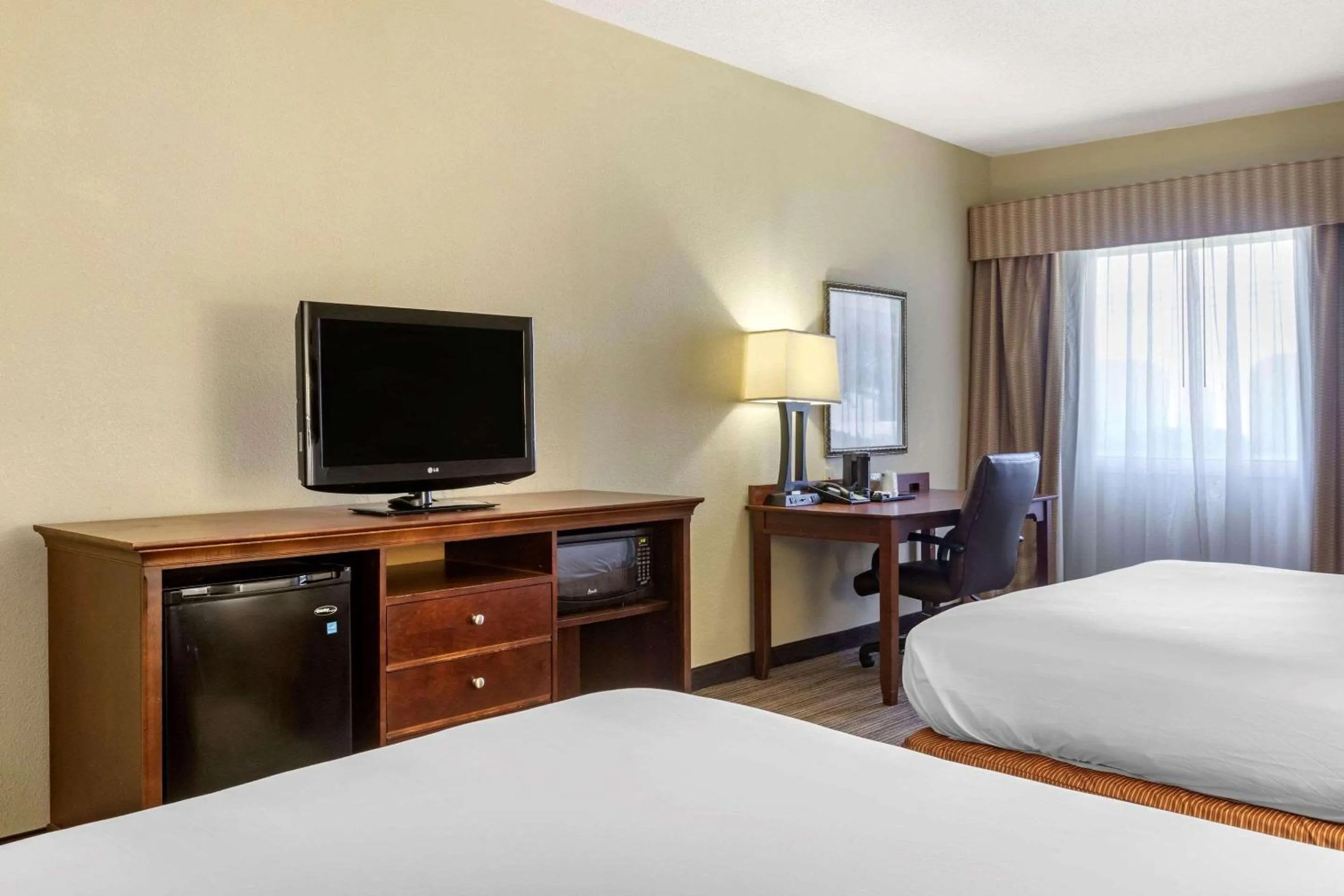 Bedroom, Bed in Country Inn & Suites by Radisson, Atlanta Downtown