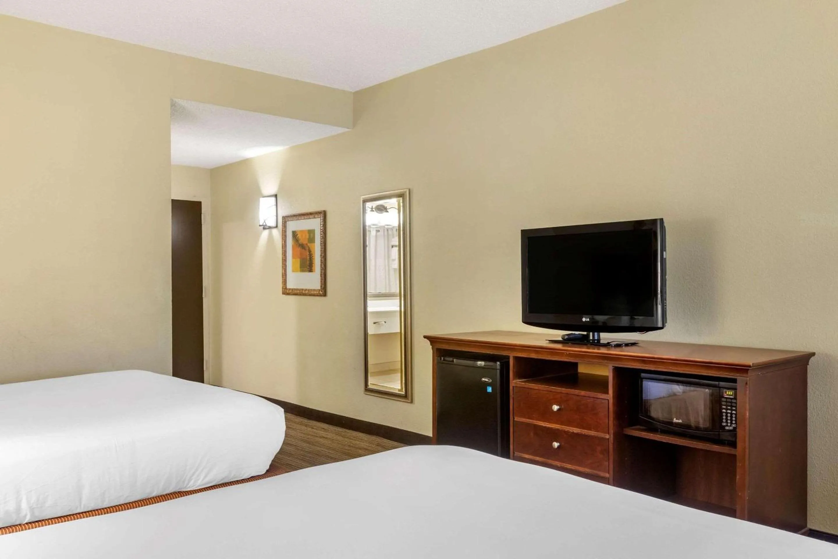 Bedroom, Bed in Country Inn & Suites by Radisson, Atlanta Downtown