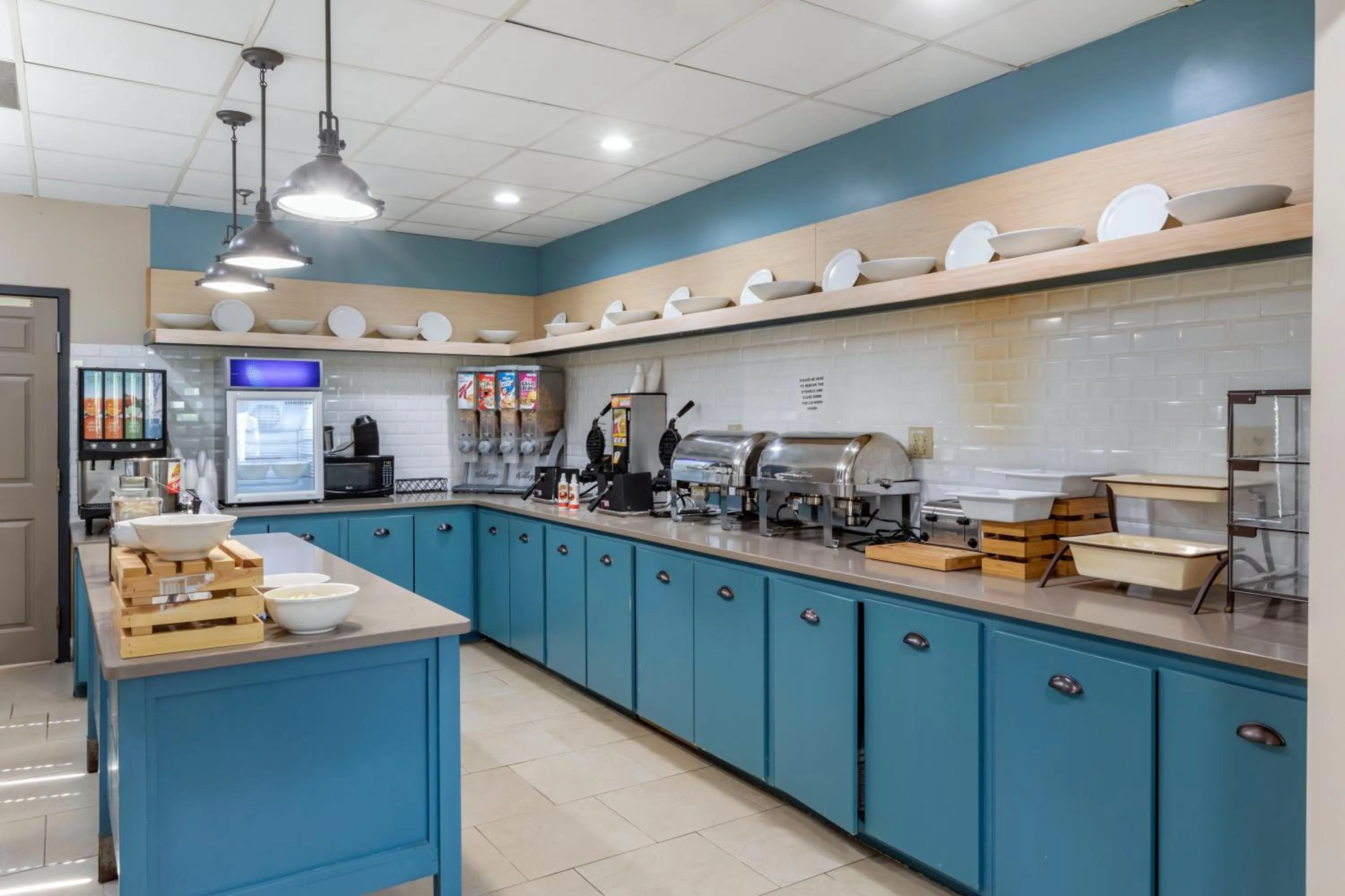 Buffet breakfast in Country Inn & Suites by Radisson, Atlanta Downtown