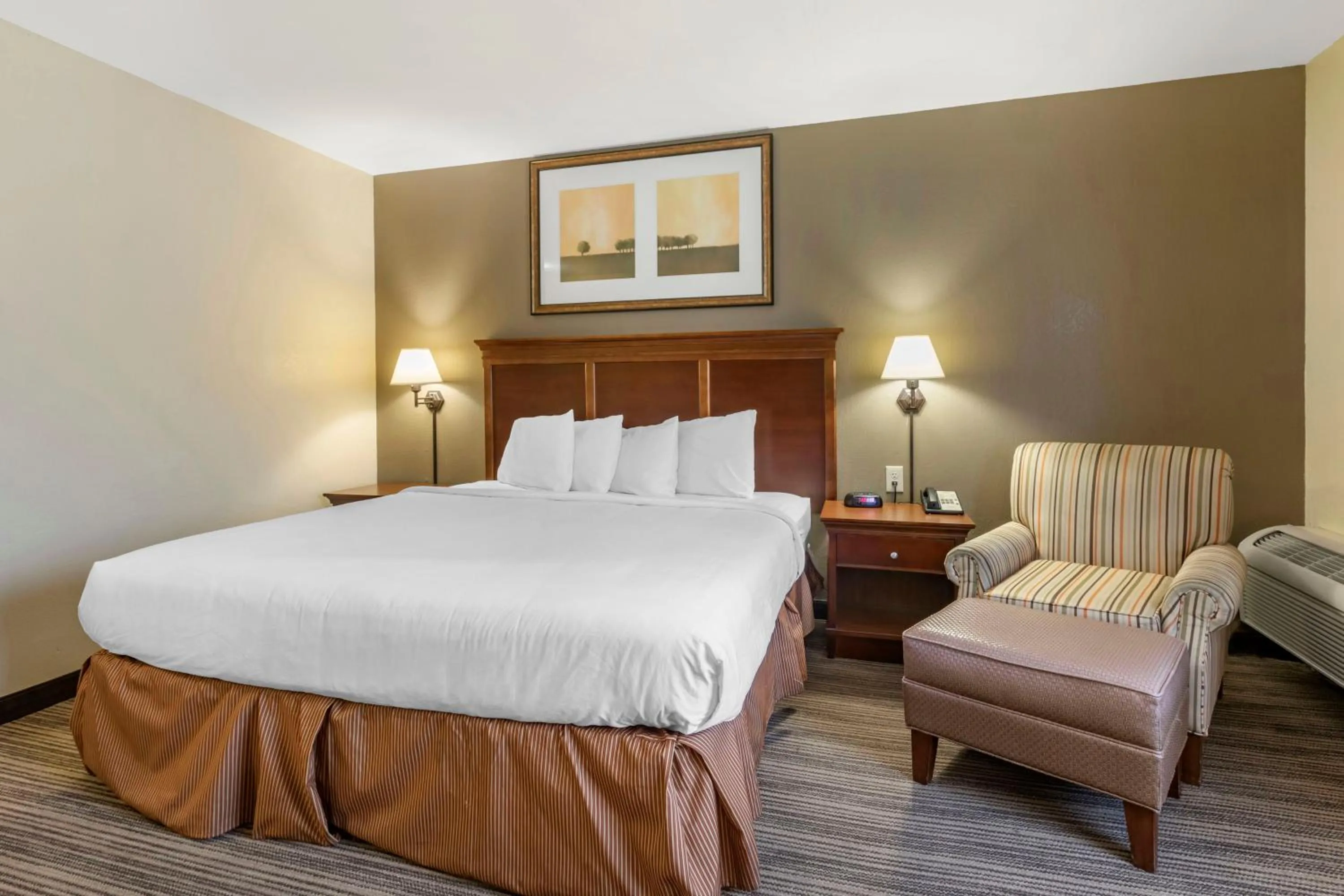 Bed in Country Inn & Suites by Radisson, Atlanta Downtown