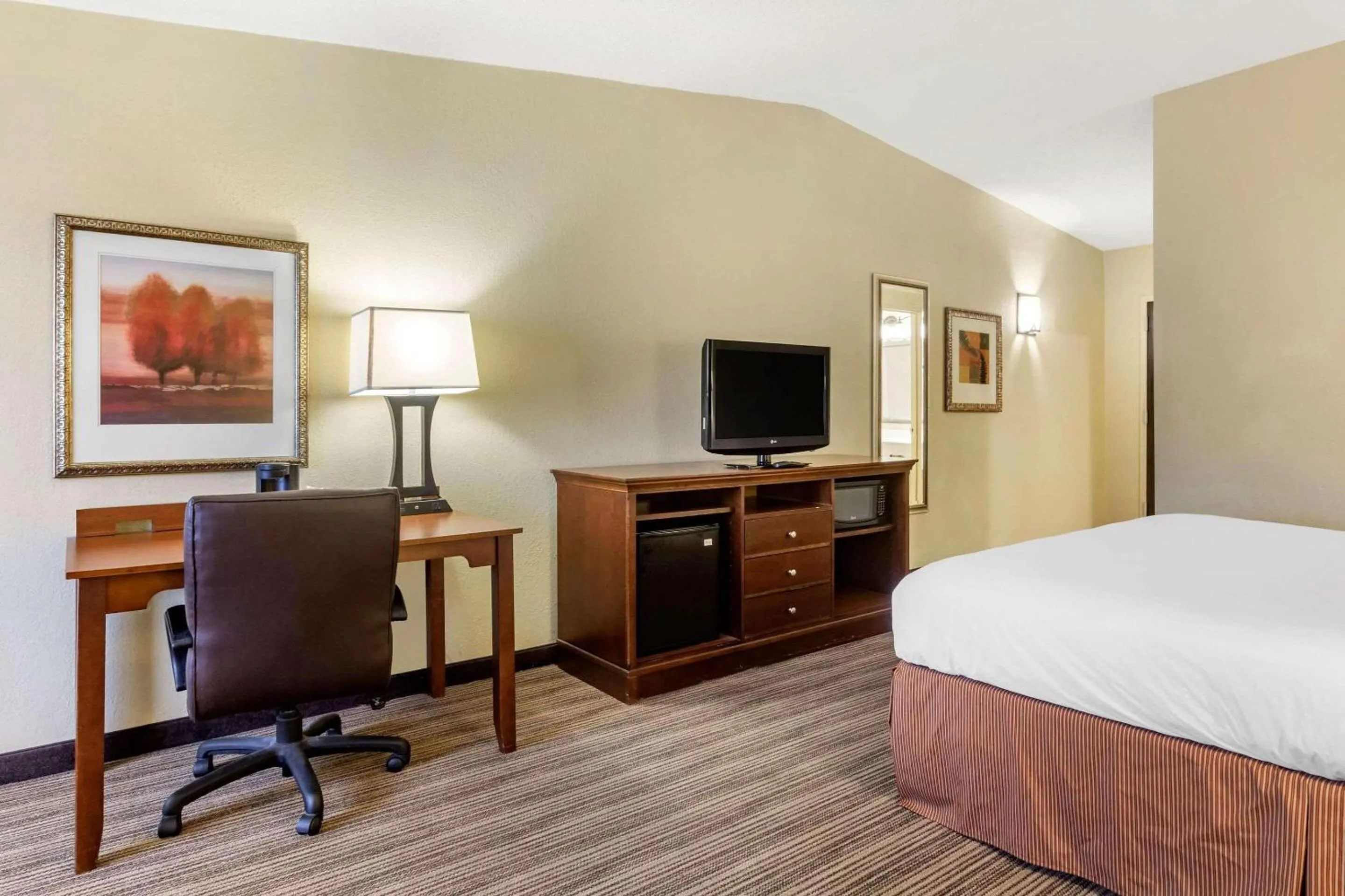 Bedroom, Bed in Country Inn & Suites by Radisson, Atlanta Downtown