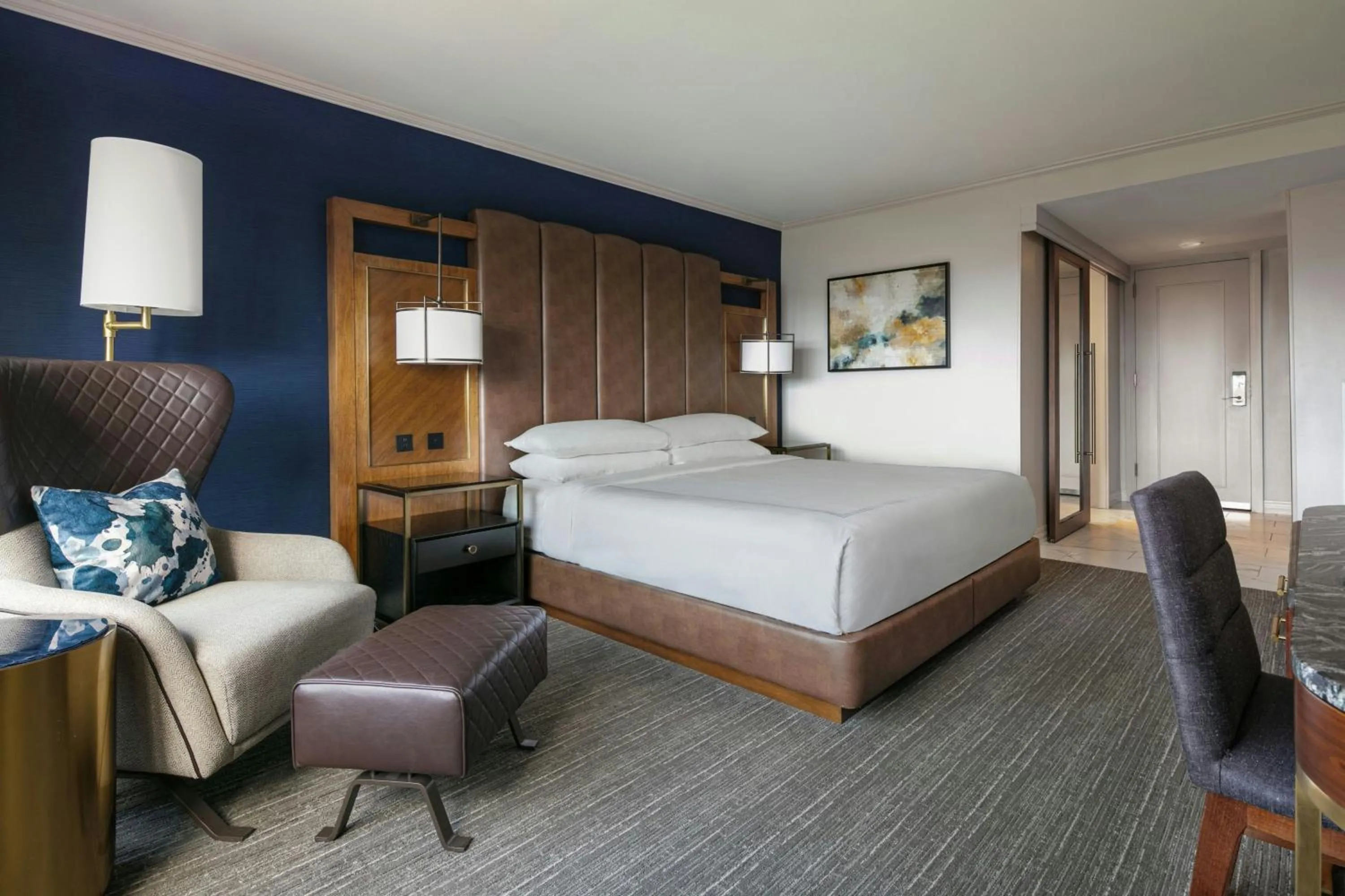 Photo of the whole room, Bed in Boston Marriott Long Wharf
