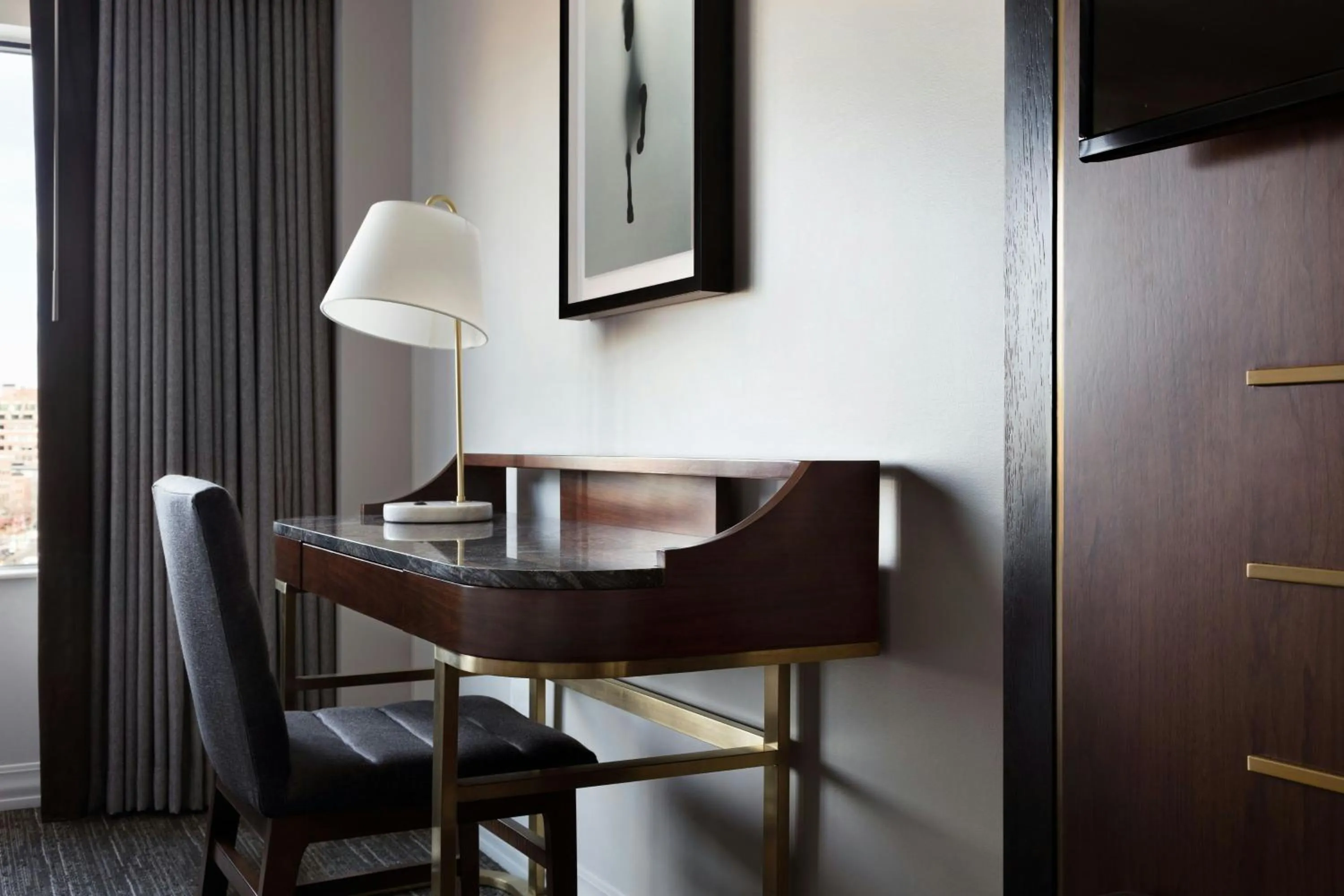 Photo of the whole room in Boston Marriott Long Wharf