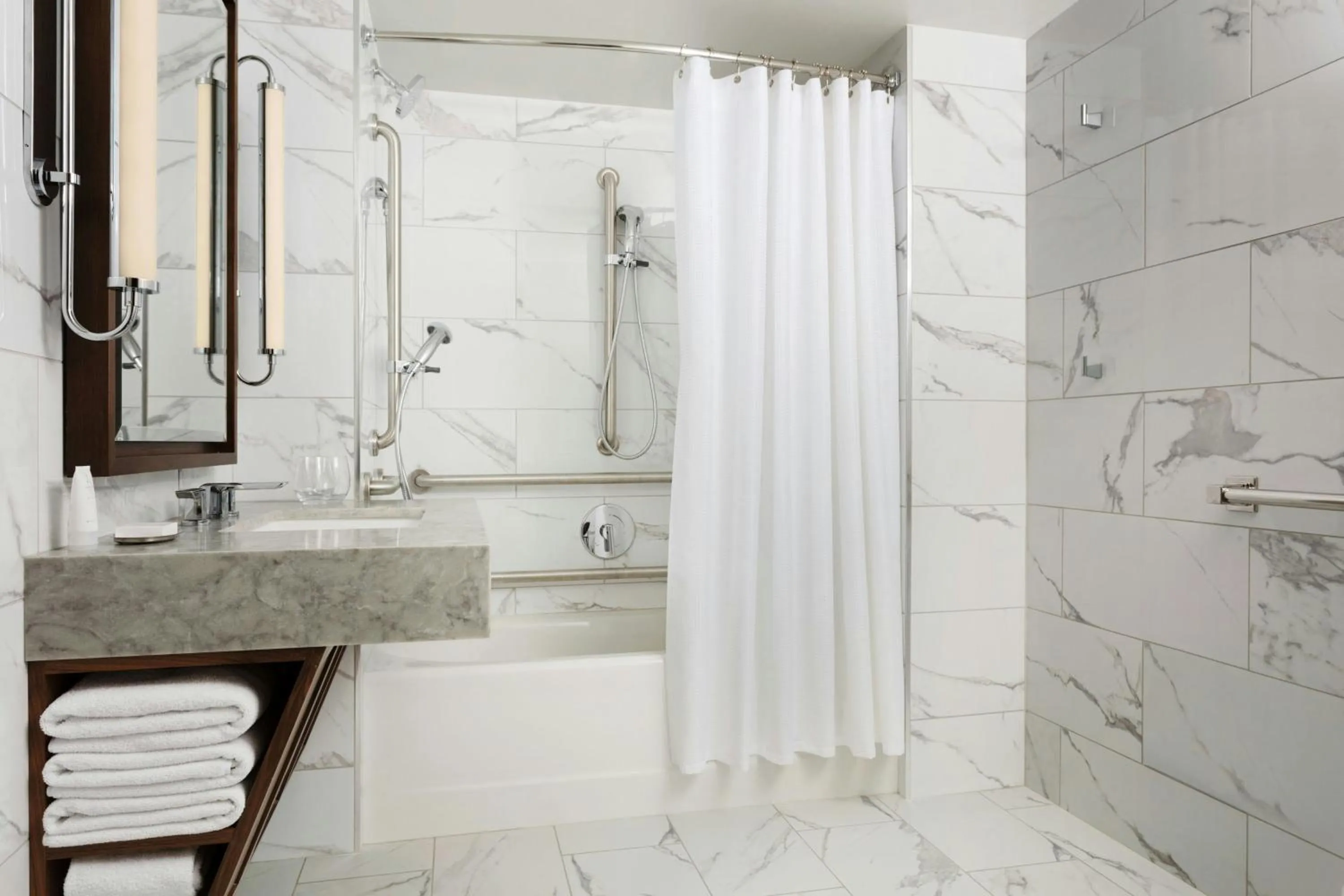 Bathroom in Boston Marriott Long Wharf