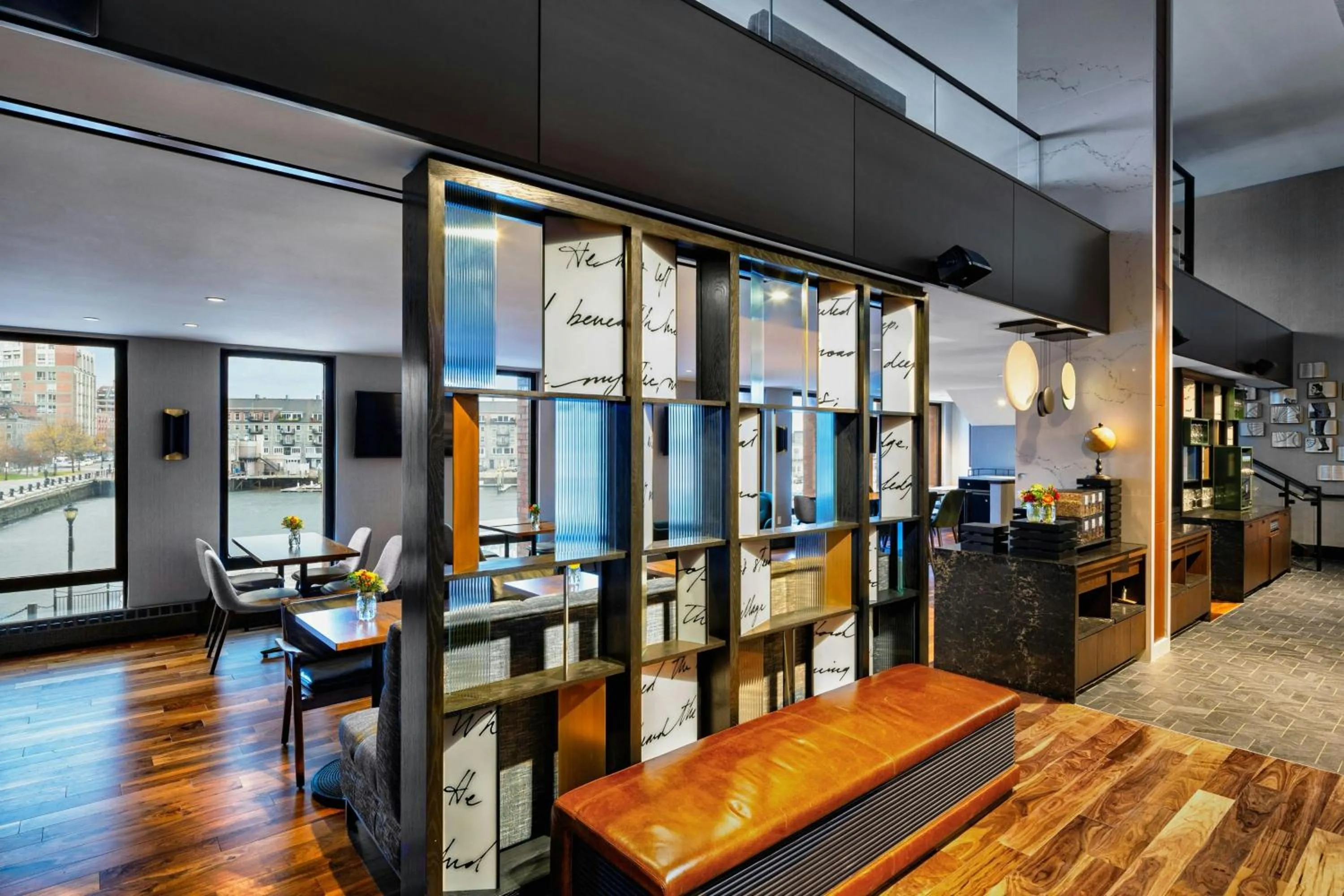 Lounge or bar in Boston Marriott Long Wharf