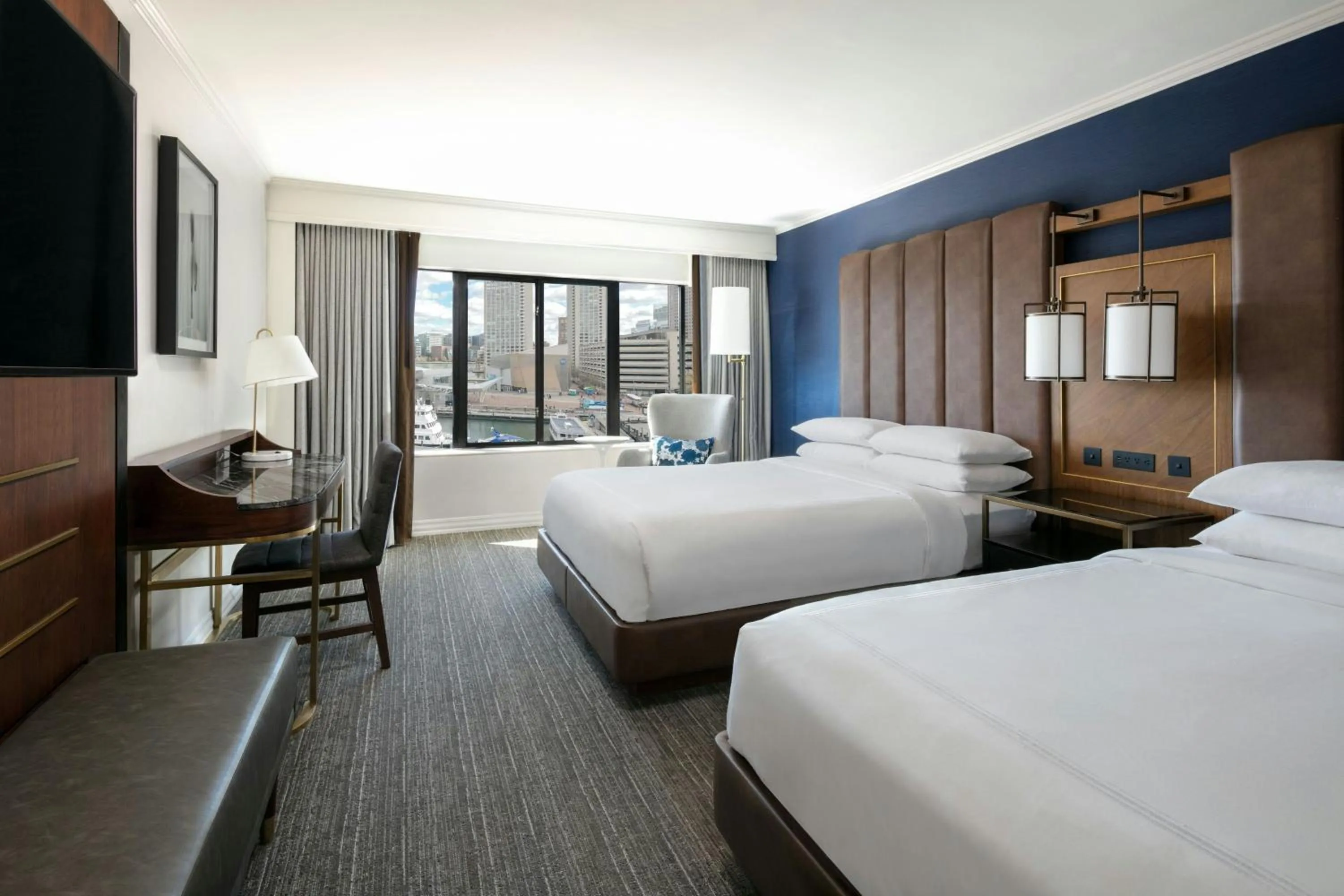 Photo of the whole room, Bed in Boston Marriott Long Wharf