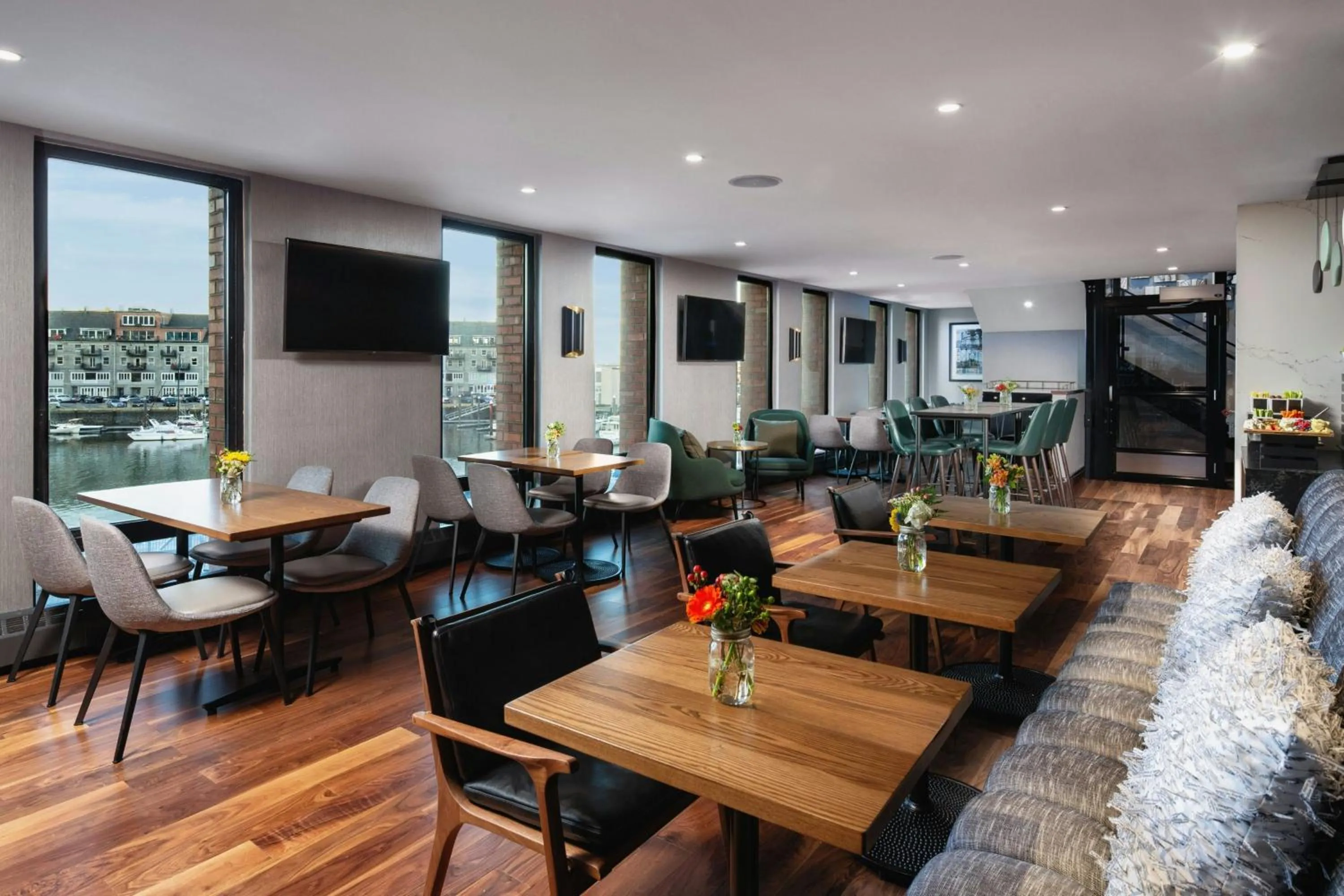 Lounge or bar in Boston Marriott Long Wharf