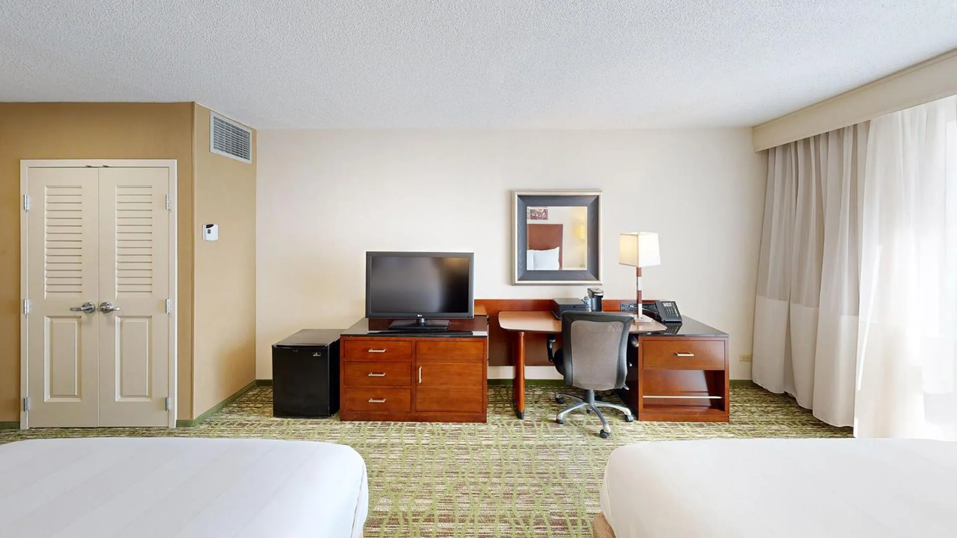 Bed in Marriott Chicago O’Hare