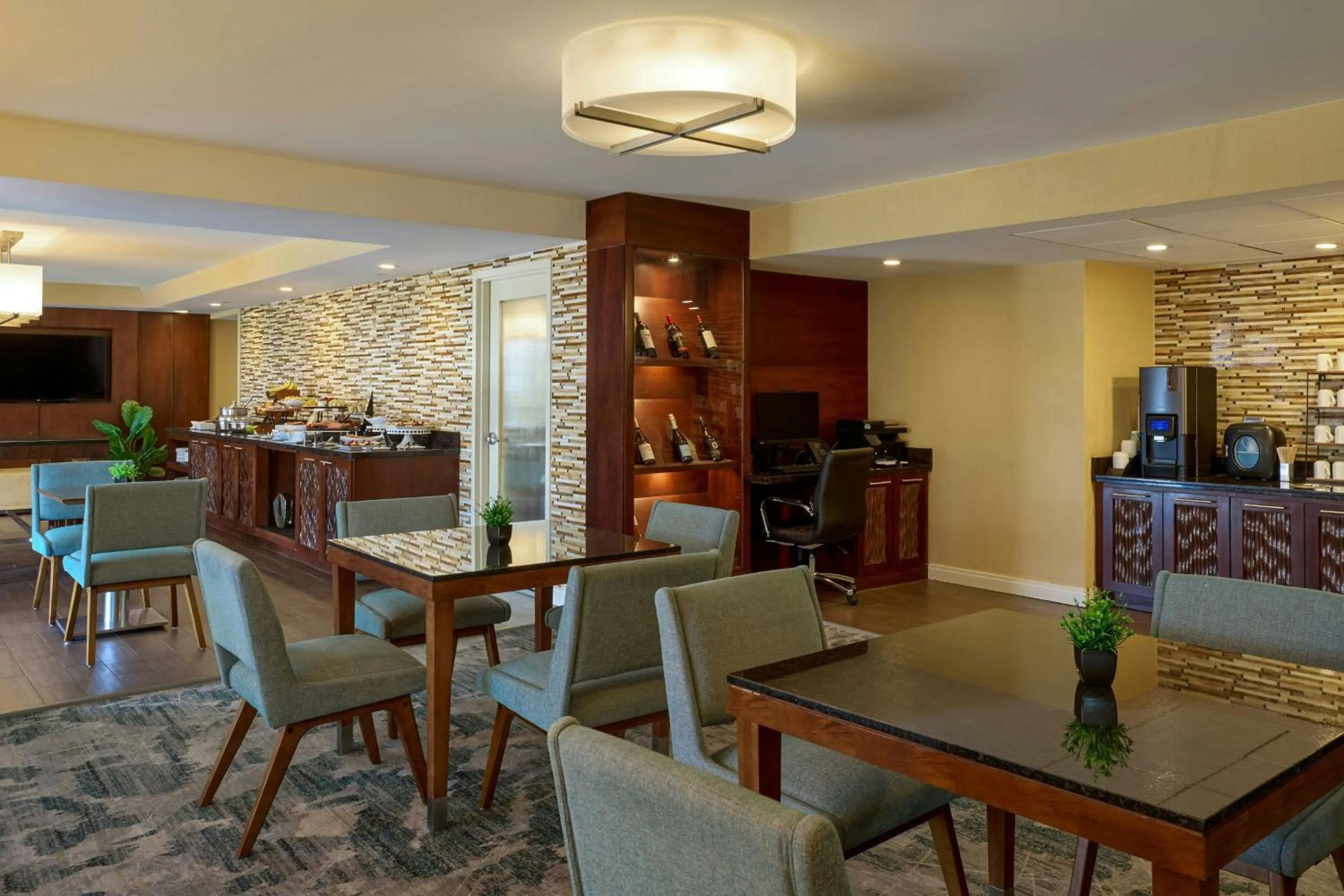 Lounge or bar in Marriott Chicago O’Hare