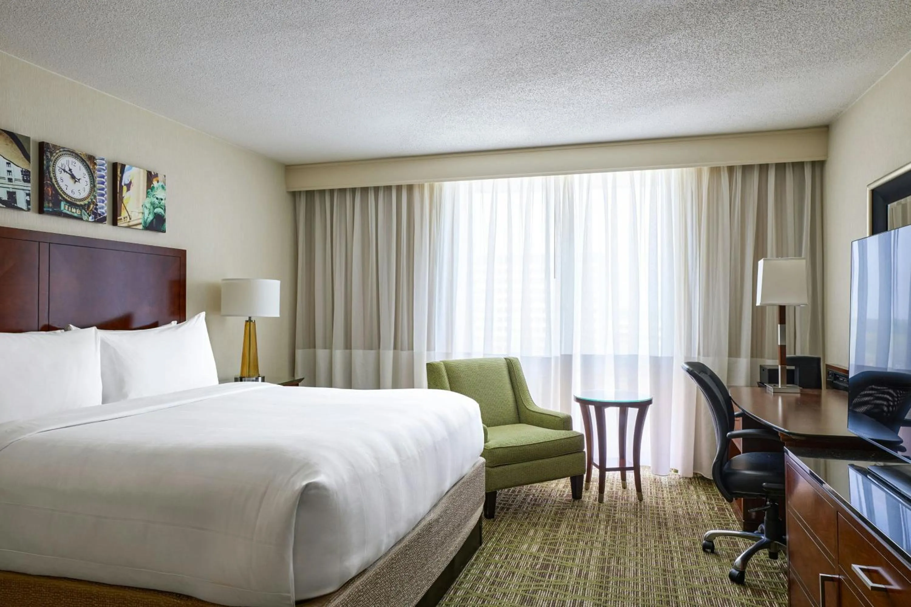 Photo of the whole room, Bed in Marriott Chicago O’Hare