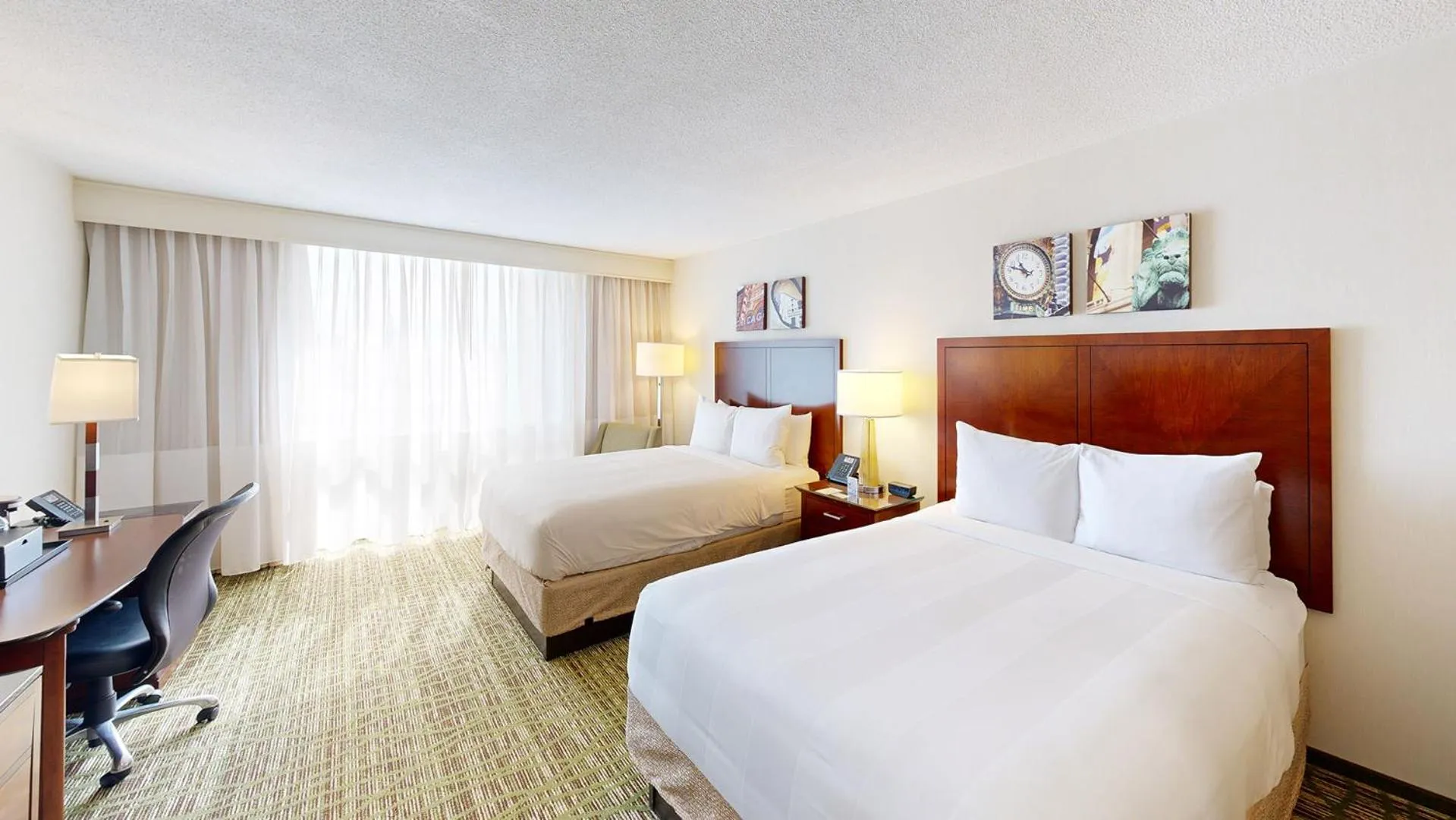 Bed in Marriott Chicago O’Hare