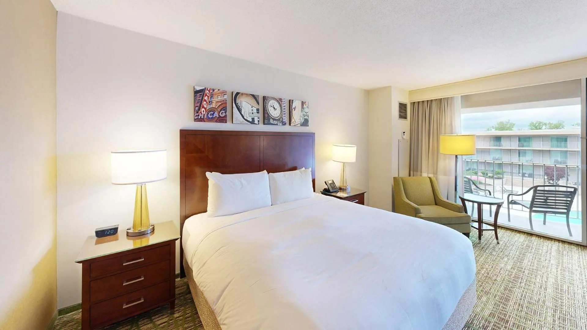 Bed in Marriott Chicago O’Hare