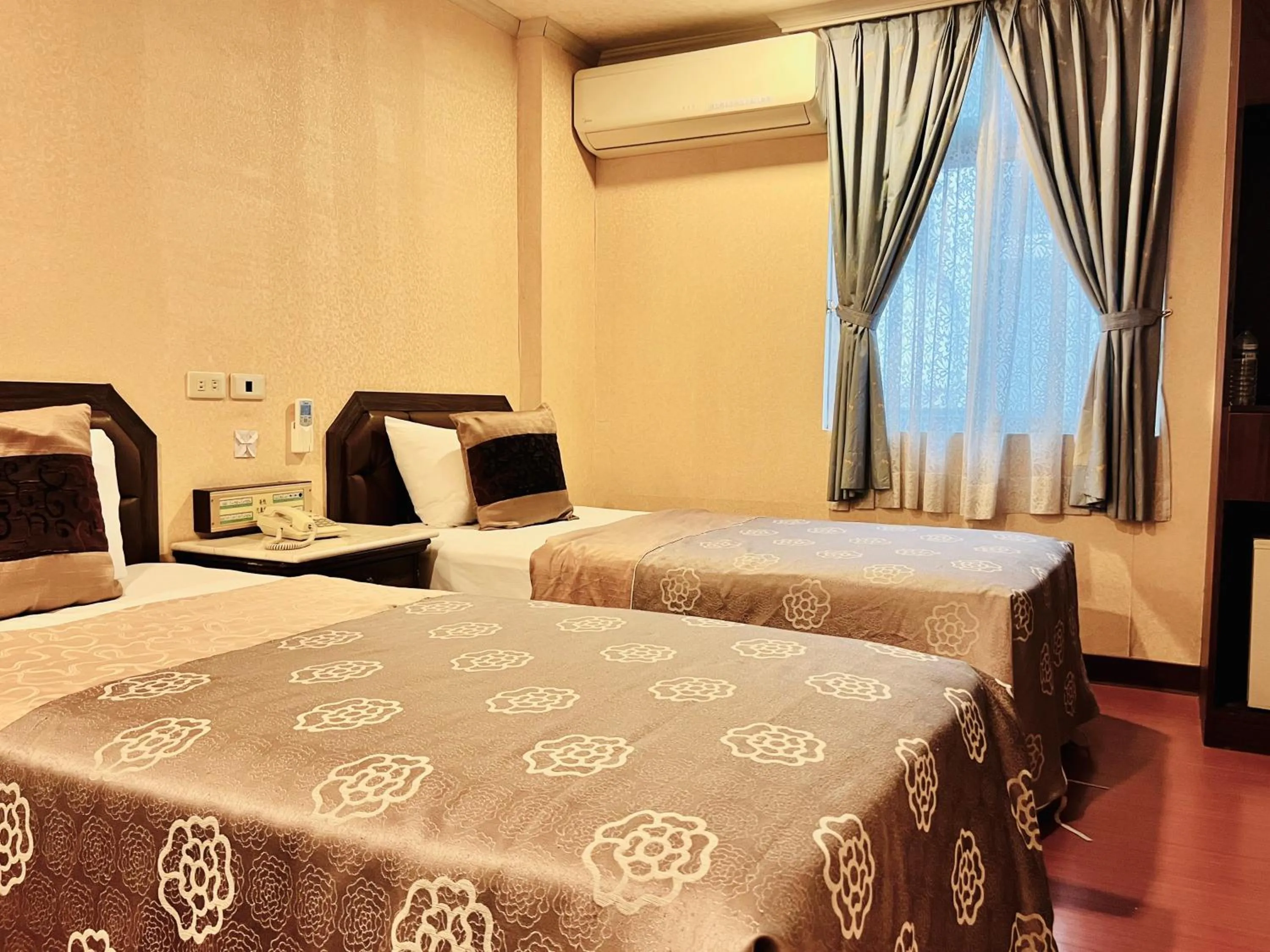 Bedroom, Bed in Shinyes Motel