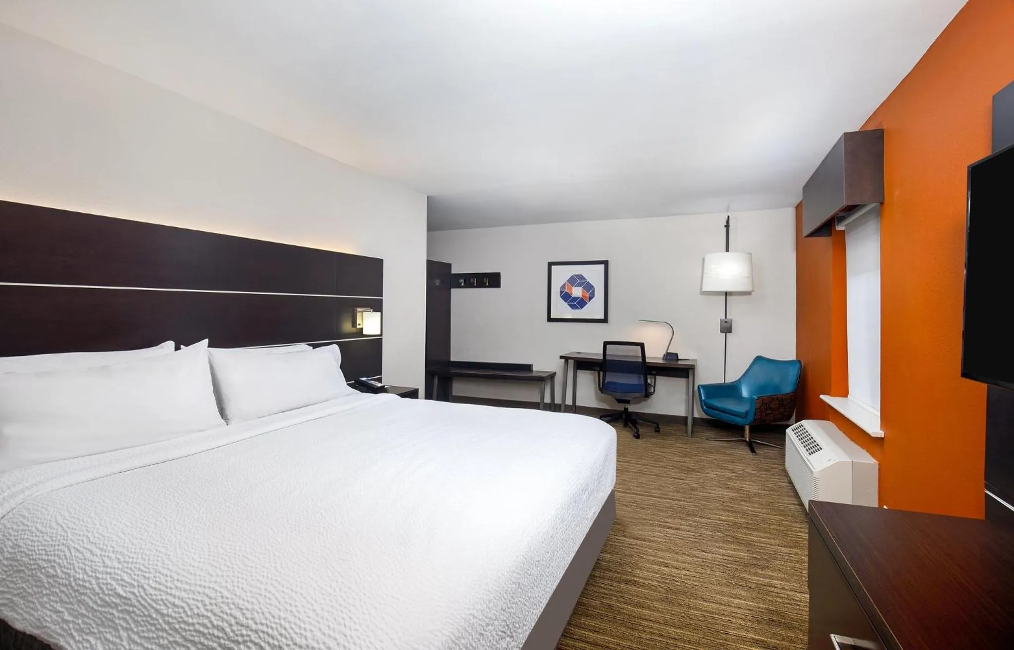 Photo of the whole room, Bed in Holiday Inn Express & Suites Locust Grove by IHG