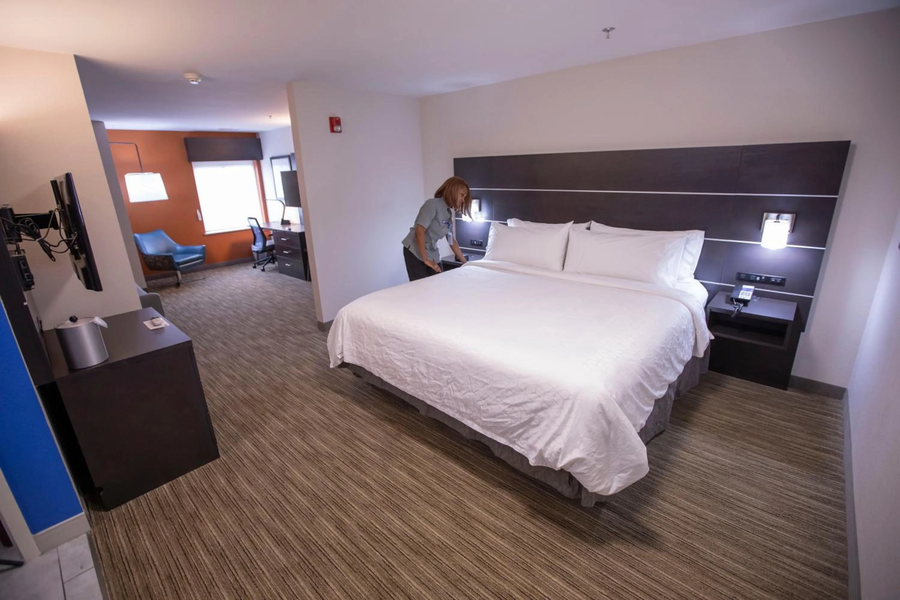 Bed in Holiday Inn Express & Suites Locust Grove by IHG