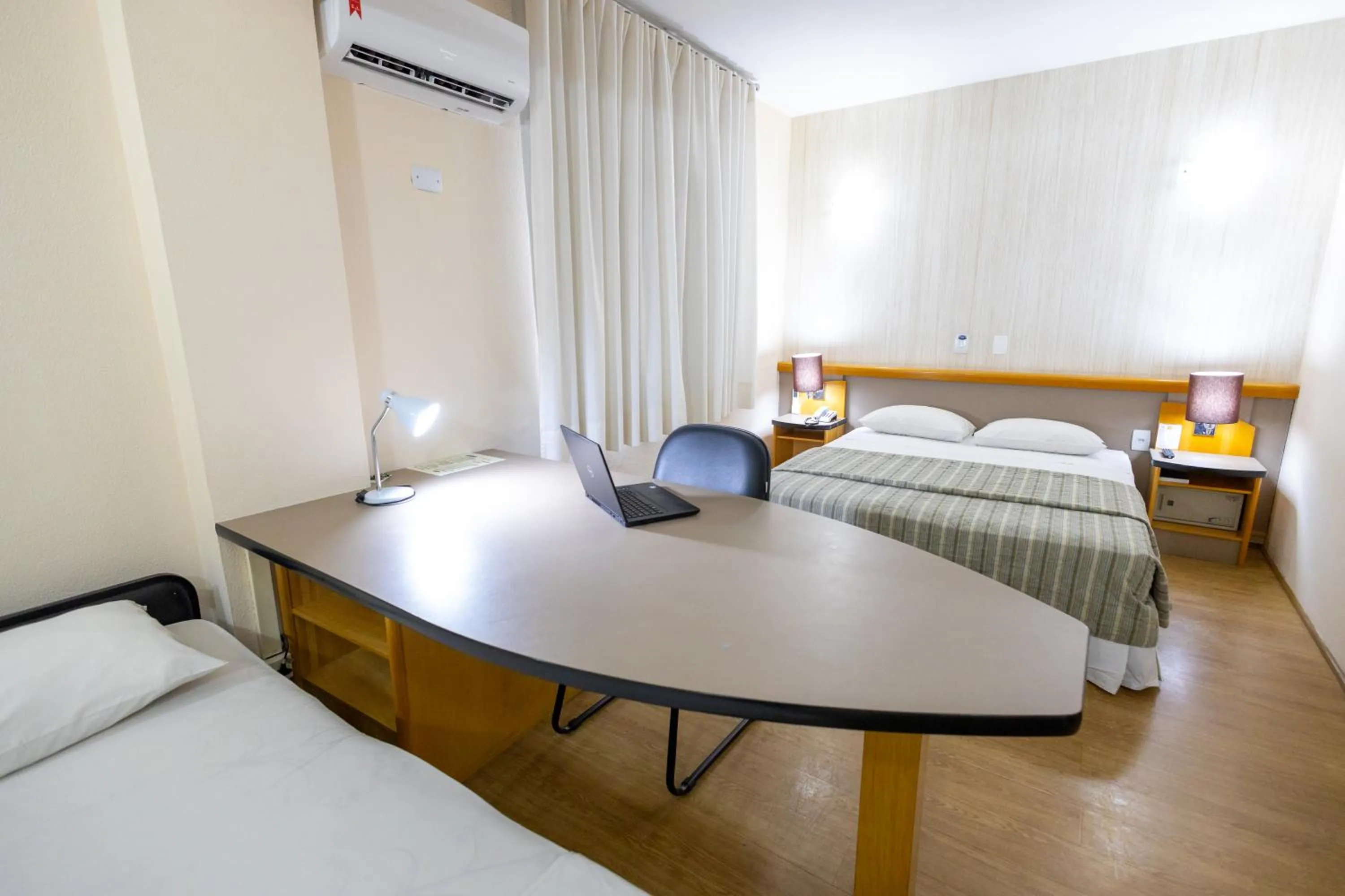 Property building, Bed in Sables Hotel Guarulhos