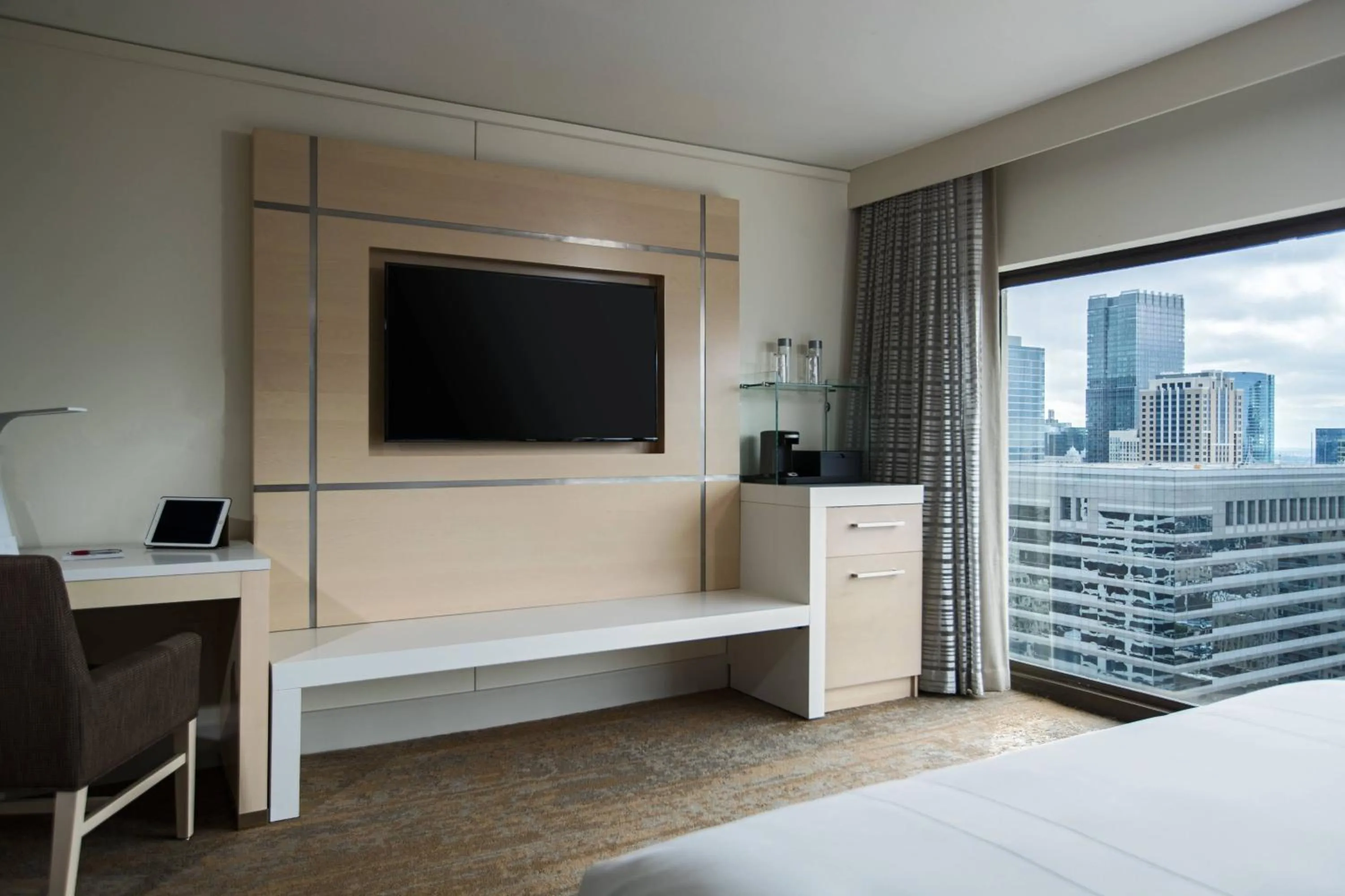 Photo of the whole room, Bed in Chicago Marriott Downtown Magnificent Mile