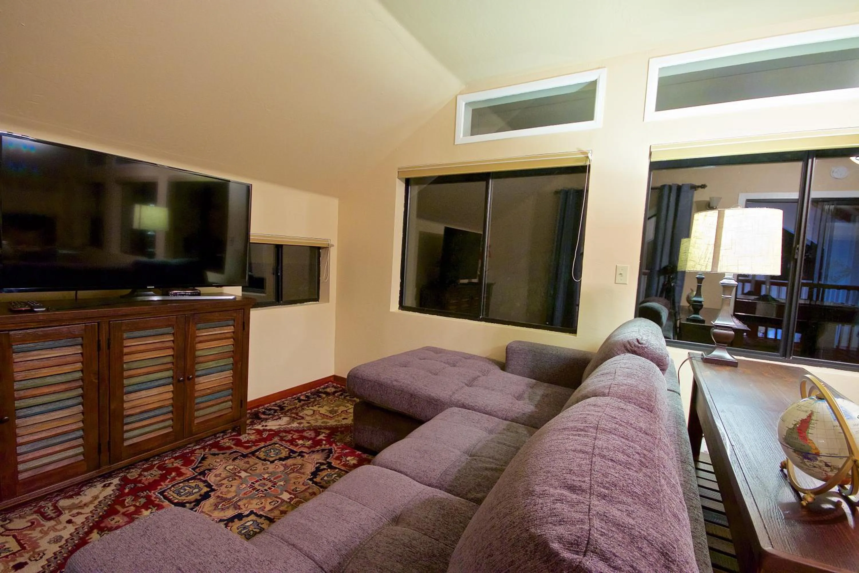 Communal lounge/ TV room in Mountain View Playhouse Near Yosemite & Bass Lake