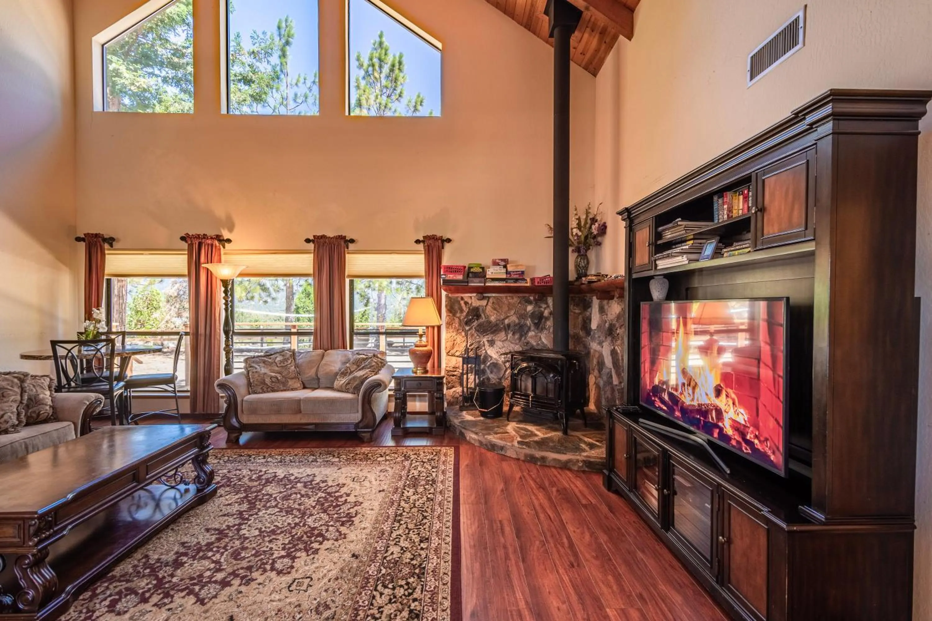 Living room in Mountain View Playhouse Near Yosemite & Bass Lake