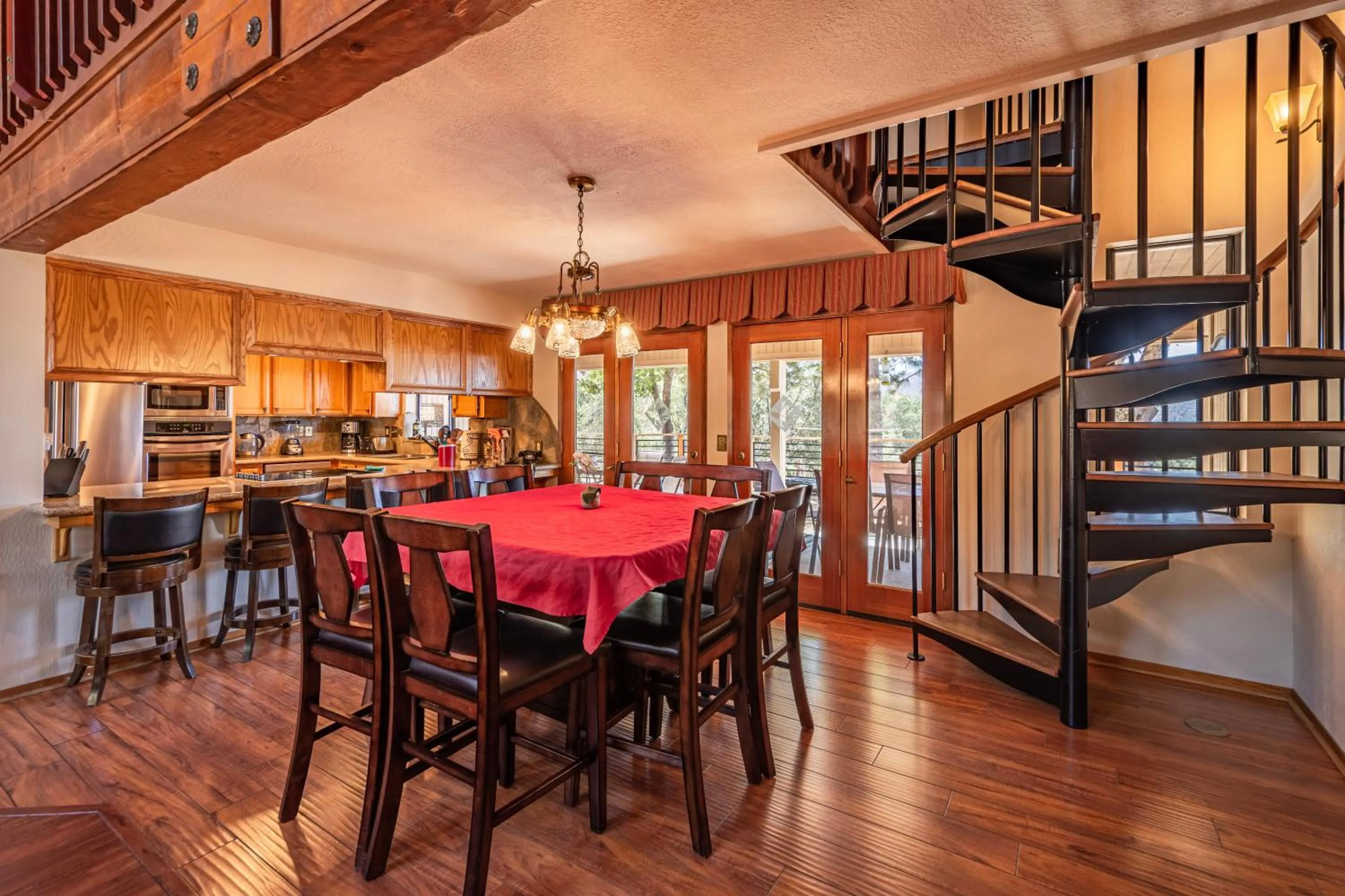 Dining area in Mountain View Playhouse Near Yosemite & Bass Lake