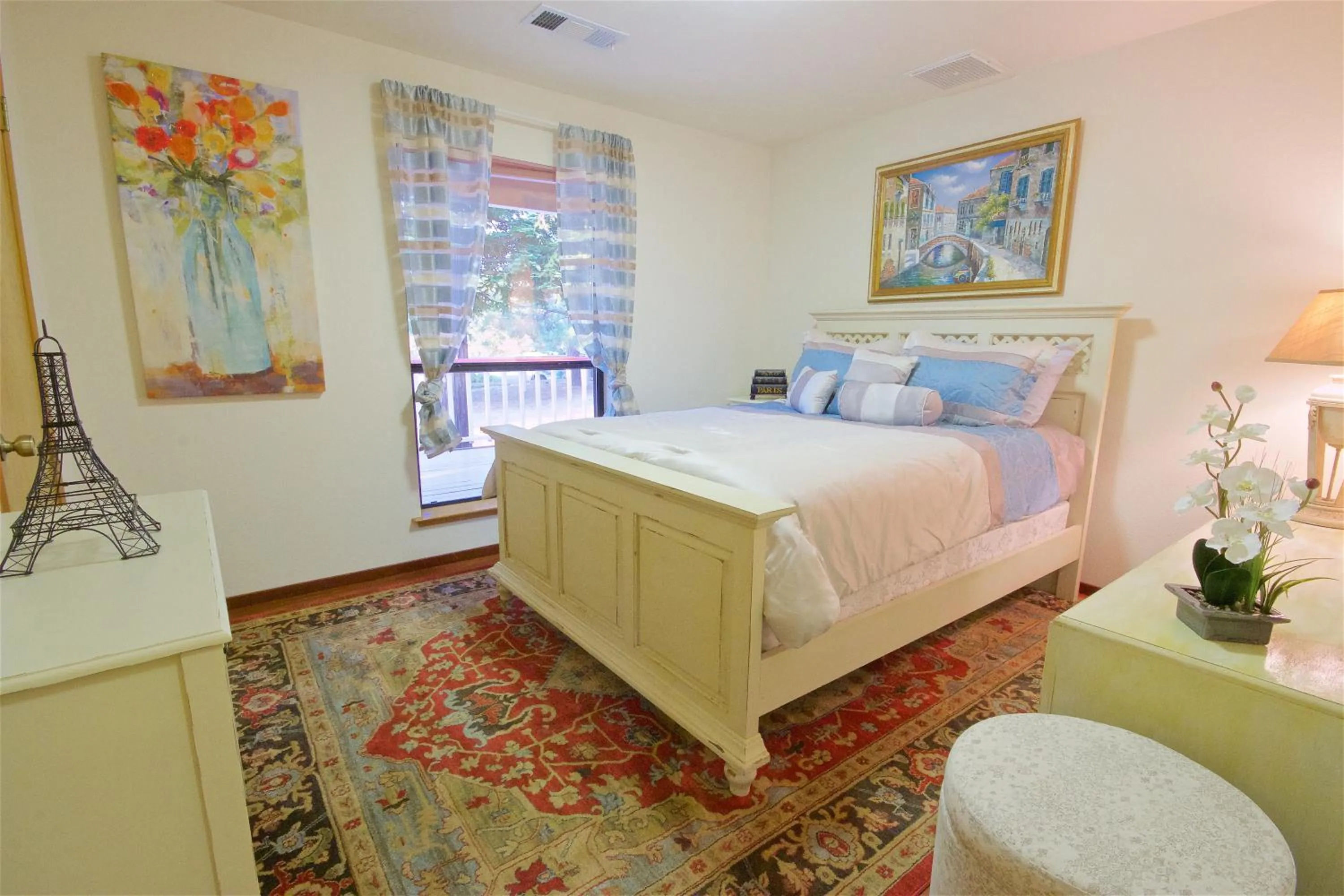 Bedroom, Bed in Mountain View Playhouse Near Yosemite & Bass Lake