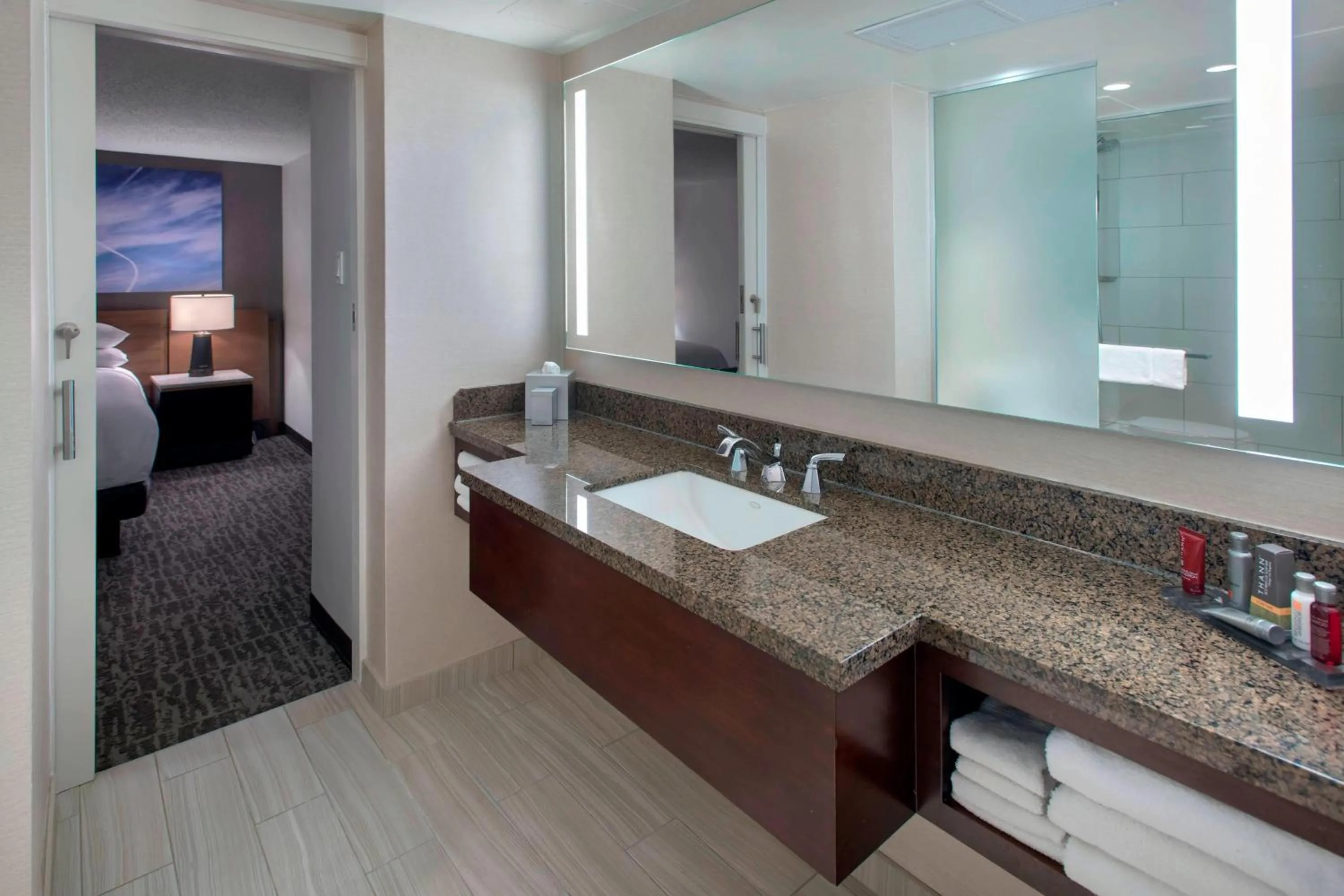 Bathroom, Bed in Newark Liberty International Airport Marriott