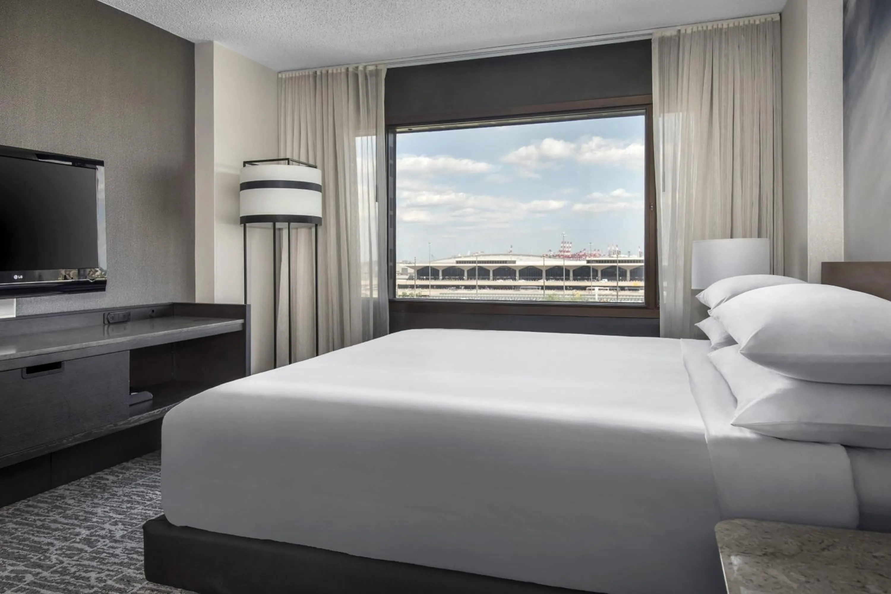 Photo of the whole room, Bed in Newark Liberty International Airport Marriott