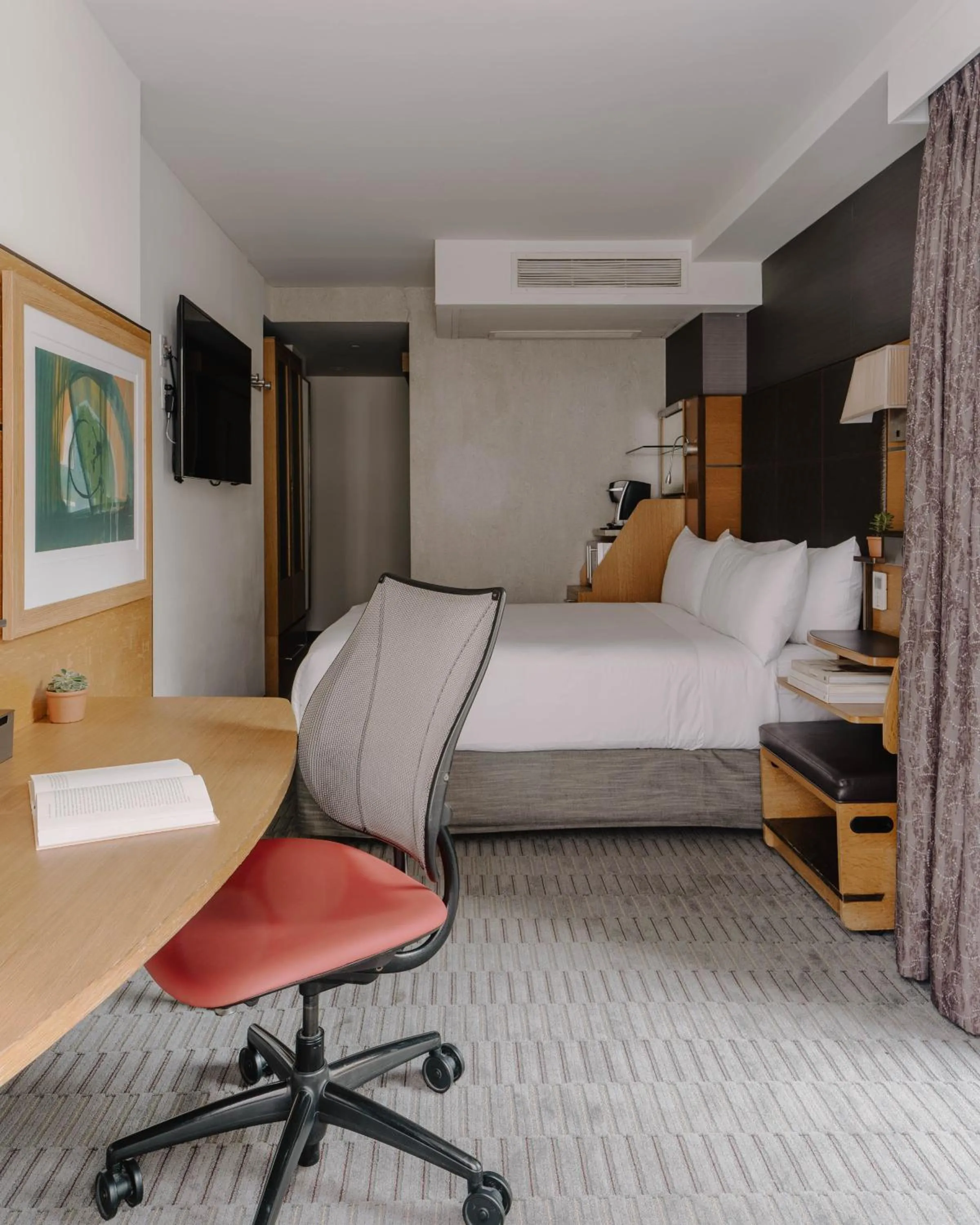 Seating area, Bed in The Jewel Hotel, New York