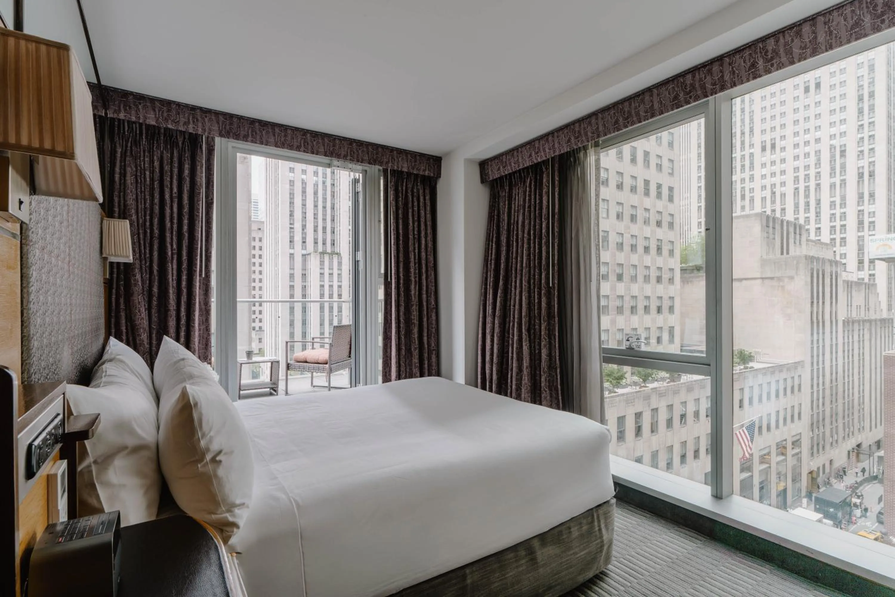 Bed in The Jewel Hotel, New York