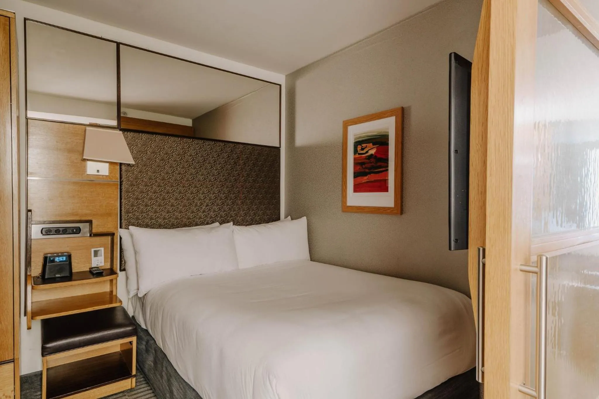 Photo of the whole room, Bed in The Jewel Hotel, New York