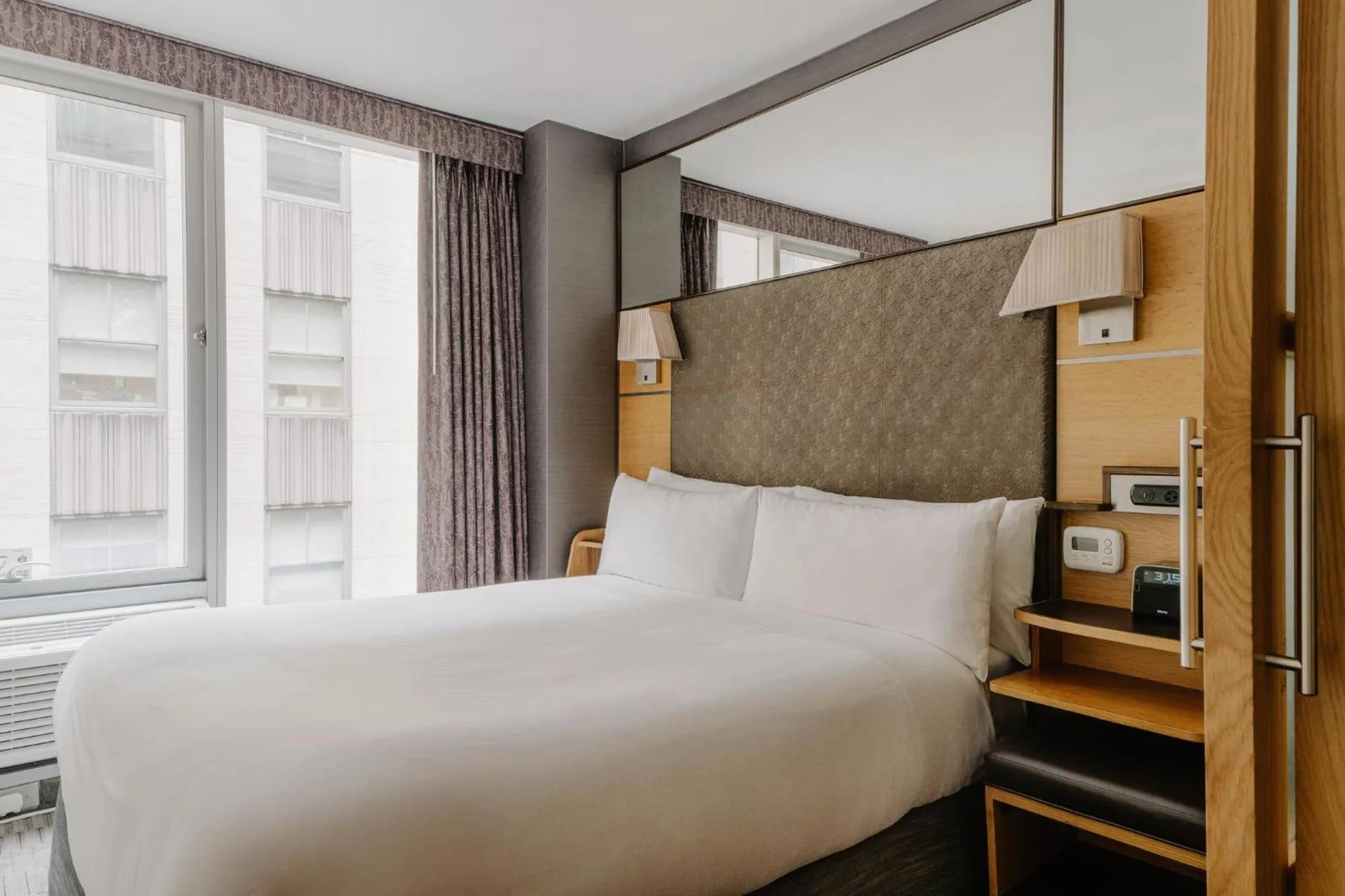 Photo of the whole room, Bed in The Jewel Hotel, New York