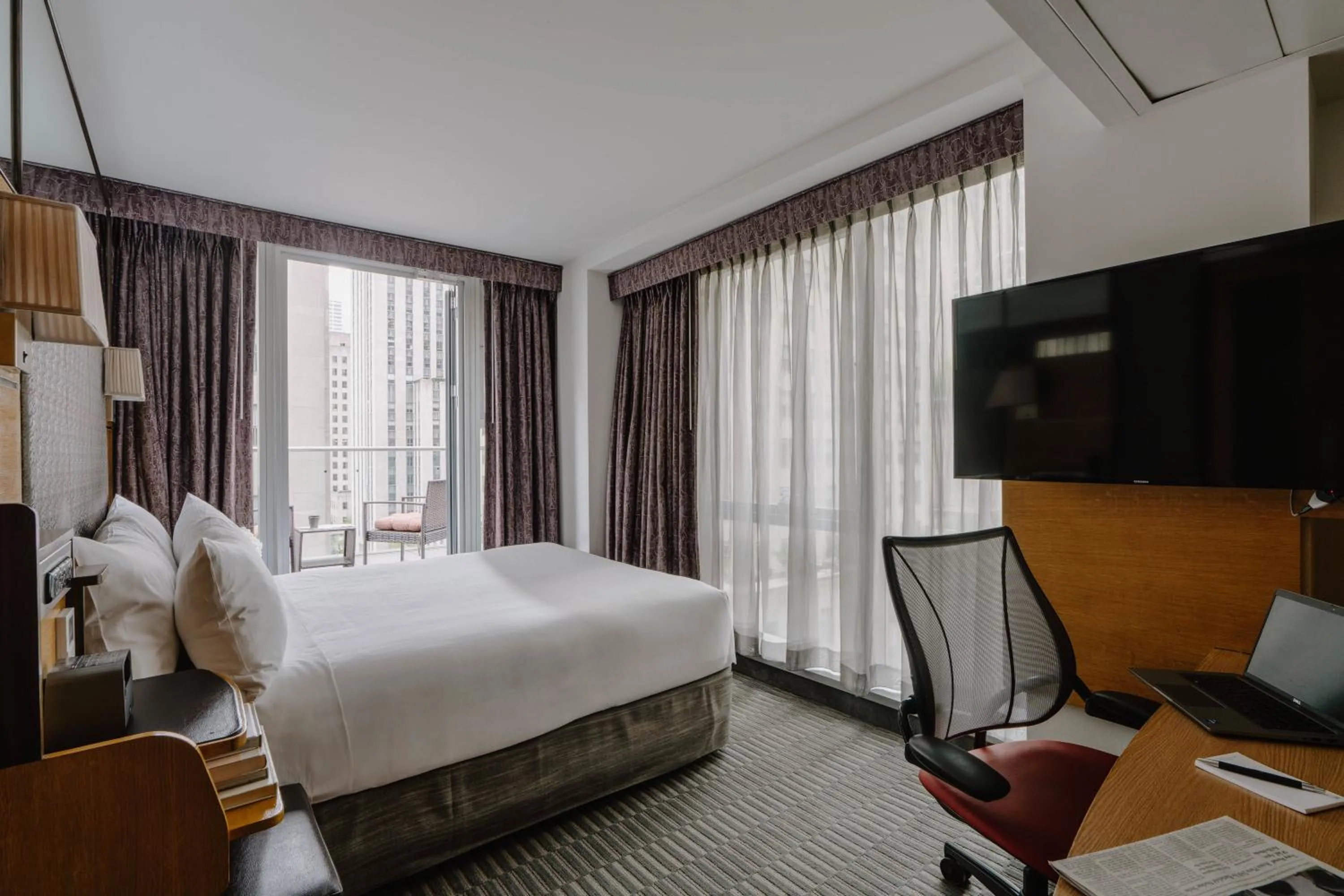 Bed in The Jewel Hotel, New York