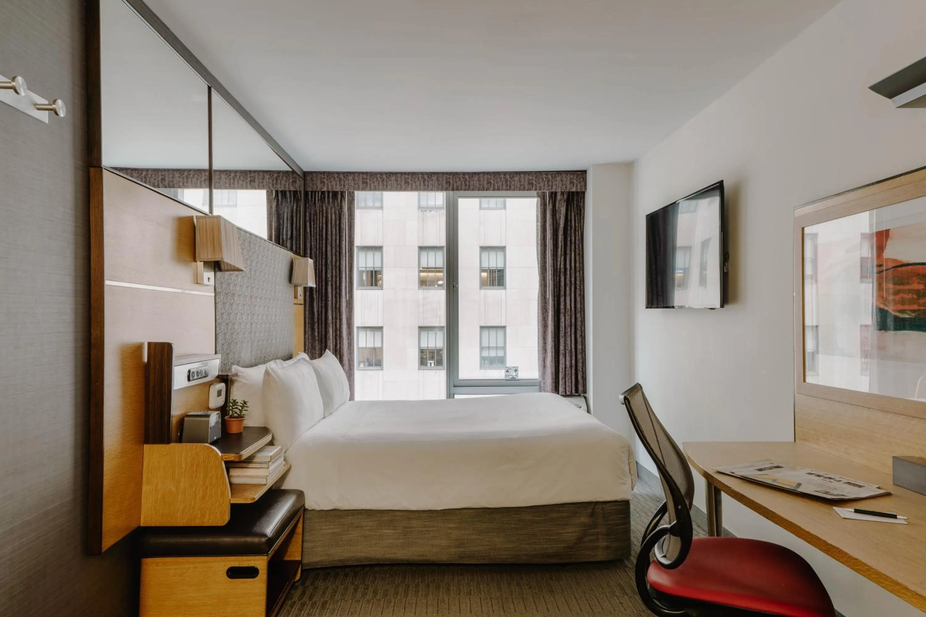 Seating area, Bed in The Jewel Hotel, New York